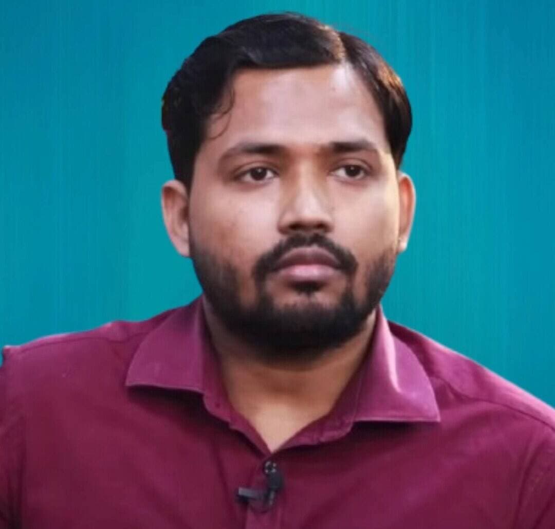 शिक्षक फैजल खान पर गंभीर आरोप, थाने में पहुंची हुस्नारा खातून पटना में महिला को जान से मारने की धमकी!
पटना में एक महिला ने अपनी जान को खतरा बताते हुए पुलिस से सुरक्षा की गुहार लगाई है। हुस्नारा खातून ने पीरबहोर थाना अध्यक्ष को लिखित आवेदन देकर फैजल खान के खिलाफ गंभीर आरोप लगाए हैं।
महिला के आवेदन के मुताबिक, वह वर्ष 2016 से गांधी चौक इलाके में रह रही हैं।
आरोप है कि 2017 से ही उन्हें लगातार परेशान और धमकाया जा रहा है।
हुस्नारा खातून का दावा है कि उन्हें धमकी दी जा रही है कि अगर कोई गुप्त बात किसी के सामने बताई तो उन्हें जान से मार दिया जाएगा।
शिकायत में घर से बाहर निकलने पर जान से मारने की धमकी दिए जाने का भी आरोप लगाया गया है।