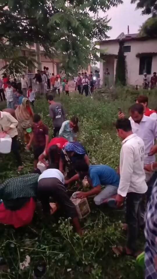 टैंकर पलटा तो बाल्टी-कैन लेकर दौड़े लोग, सड़क पर बहते रिफाइंड तेल को लूटने मची होड़, वीडियो वायरल