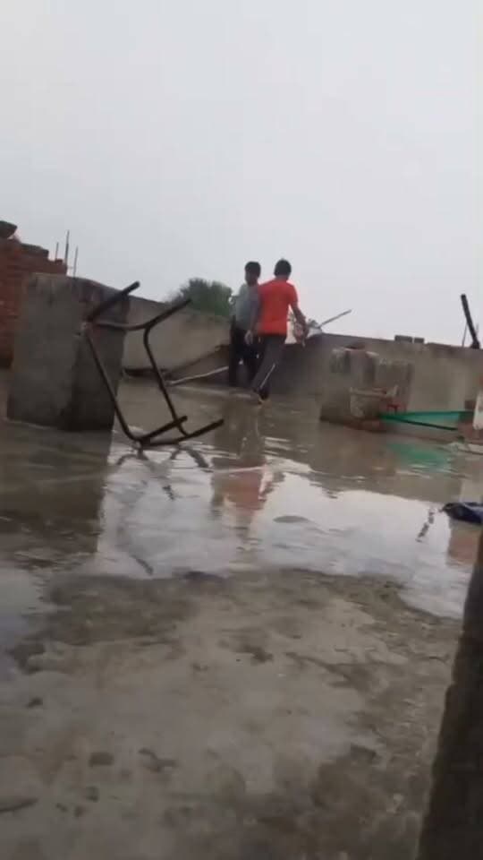 जेडीयू नेता के घर के ऊपर गिरी बिजली, बाल- बाल बचे रील बना रहे बच्चे, गया जी की घटना, देखे पूरी वीडियो
#BIHAR