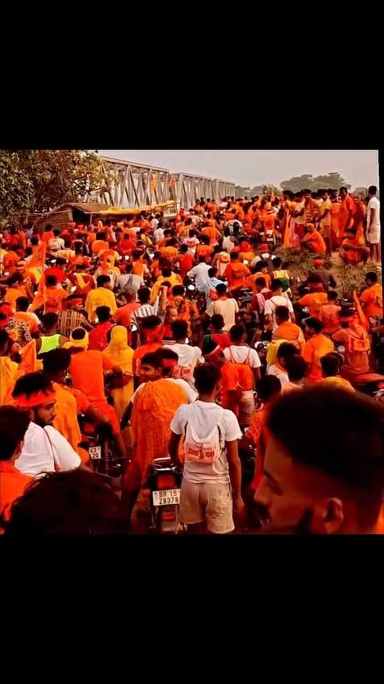 यह तस्वीर सोमवार सुबह 08 बजे फेनगो पुल के पास की है..कांवड़ियों का जत्था बाबा मटेश्वर धाम मंदिर के लिए जाती हुई..