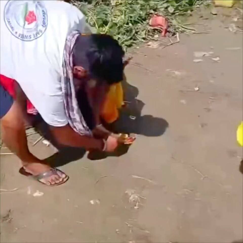 पैसे के लिए आपस में भिड़े दो पंडित जी..वीडियो वायरल..see more
मामला साहेबपुर कमाल स्थित गंगा घाट का बताया जा रहा है।