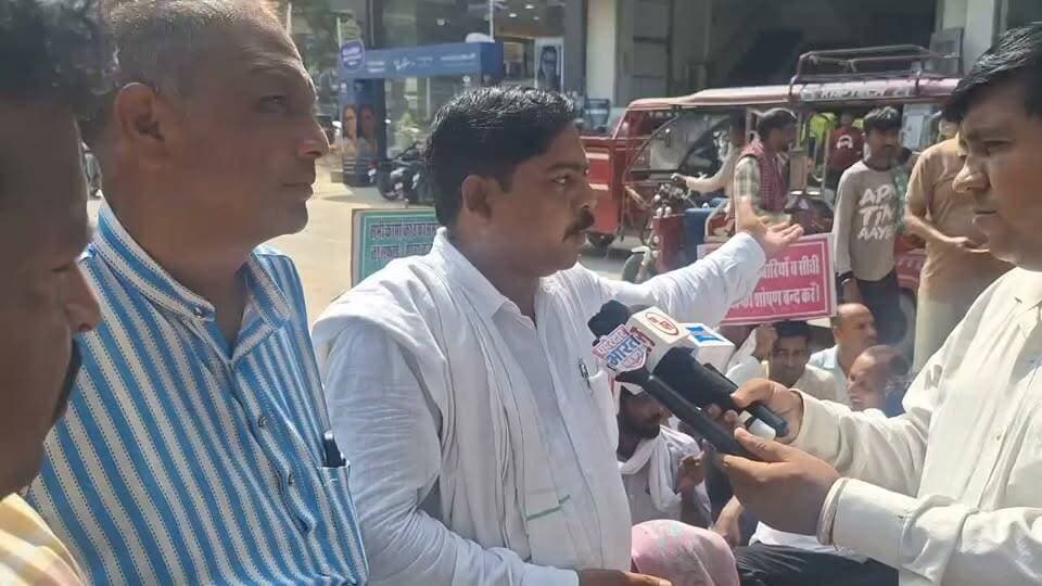 ड्रामेबाजी करने से सफाई नहीं होती, सफाई तो सफाई कर्मचारी ही करेंगे।
- शहर साफ चाहिए तो सफाई कर्मियों की जायज मांगें माननी पड़ेगी