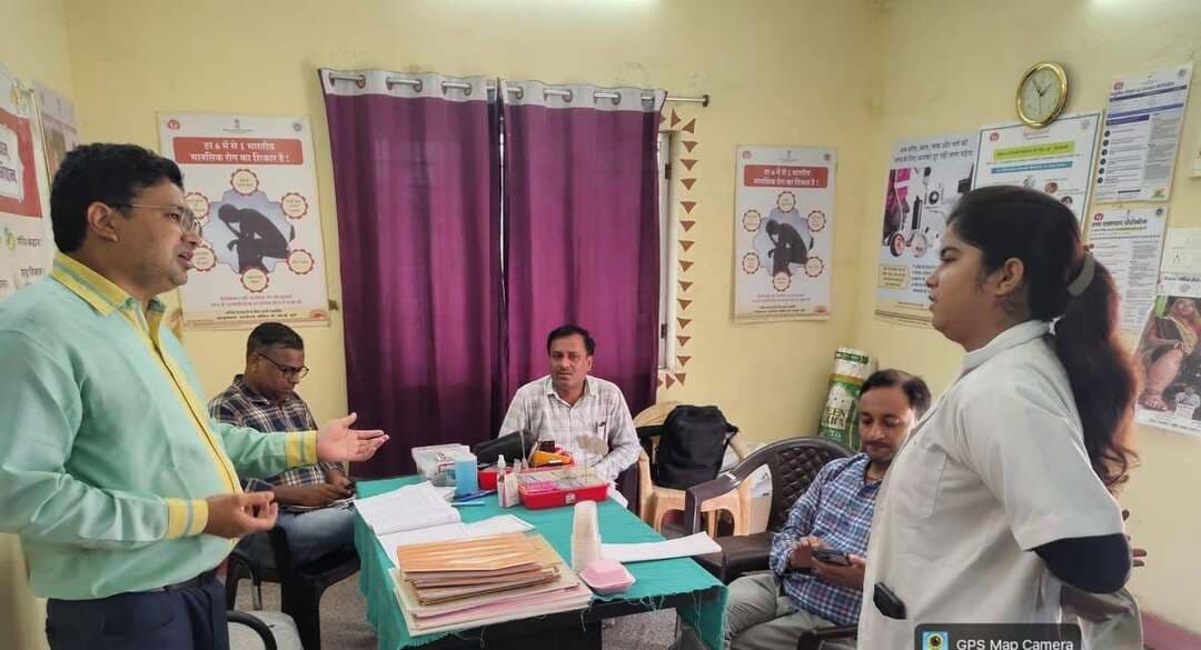 भटनी के स्वास्थ्य केंद्रों का SRM टीम ने किया निरीक्षण, सेवाओं की गुणवत्ता पर मिला सराहनीय फीडबैक
देवरिया। सामुदायिक स्वास्थ्य केंद्र भटनी के अंतर्गत संचालित विभिन्न स्वास्थ्य इकाइयों का SRM टीम द्वारा निरीक्षण किया गया। निरीक्षण के दौरान स्वास्थ्य सेवाओं की गुणवत्ता, साफ-सफाई, अभिलेखों के संधारण, दवाओं की उपलब्धता, रोगी सेवाओं तथा राष्ट्रीय स्वास्थ्य कार्यक्रमों के क्रियान्वयन की गहन समीक्षा की गई।
सामुदायिक स्वास्थ्य केंद्र भटनी के अधीक्षक डॉ. नवीन कुमार की मौजूदगी में SRM टीम के डॉ. अभिनन्दन एवं सहायक शोध अधिकारी अरविन्द कुमार सिंह ने NPHC डुमरी, सठियांव, नूनखार, मंगराइच आयुष्मान आरोग्य मंदिर (AAM) एवं उपकेंद्र (SC) का निरीक्षण किया।
निरीक्षण के बाद SRM टीम ने संबंधित स्वास्थ्य इकाइयों की कार्यप्रणाली पर सकारात्मक फीडबैक दिया। टीम के अनुसार अधिकांश केंद्रों पर स्वास्थ्य सेवाएं सुव्यवस्थित एवं सुचारु रूप से संचालित मिलीं। स्वास्थ्य कर्मियों द्वारा अपने दायित्वों का निष्ठापूर्वक निर्वहन किए जाने की भी सराहना की गई।
विशेष रूप से सामुदायिक स्वास्थ्य अधिकारियों (CHO), एएनएम एवं अन्य स्वास्थ्य कर्मियों के ड्रेस कोड, समयबद्ध उपस्थिति और मरीजों के प्रति संवेदनशील व्यवहार को सराहनीय बताया गया। अभिलेखों के व्यवस्थित संधारण तथा सुपरविजन शीट के अद्यतन होने पर भी टीम ने संतोष व्यक्त किया।
निरीक्षण के दौरान प्रभारी स्वास्थ्य विभाग निरीक्षक प्रमोद कुमार मिश्र, ब्लॉक प्रोग्राम मैनेजर गुलाम मोइनुद्दीन अहमद, कम्यूनिटी प्रोसेस मैनेजर रानी यादव, ब्लॉक डाटा मैनेजर विवेक श्रीवास्तव एवं ब्लॉक अकाउंट प्रबंधक ओमप्रकाश सहित संबंधित स्वास्थ्यकर्मी मौजूद रहे।