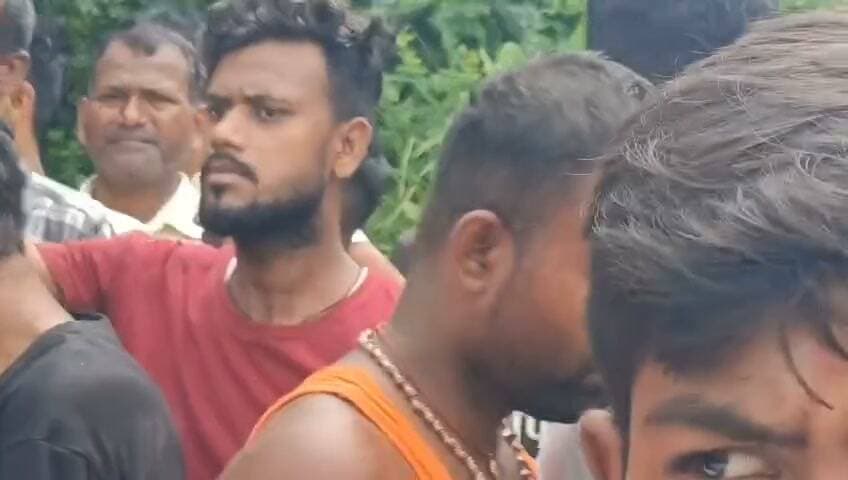 सिवान जिला के भगवानपुर थाना क्षेत्र के माघर में एक युवक की संदिग्ध परिस्थिति में मौत हो गई है।युवक का शव घर के कमरे में पड़ा मिला है। शव पर चोट के निशान भी मिले हैं।परिजनों का आरोप है कि जमीनी विवाद को लेकर पाटीदारों ने घर में घुसकर इकलौते बेटे की गला दबाकर हत्या की है। घटना के बाद इलाके में सनसनी फैल गई है।