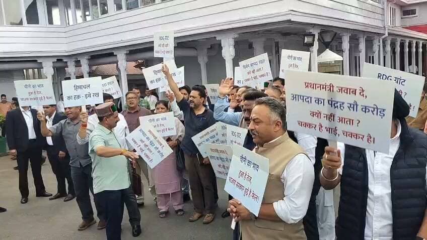 मानसून सत्र के तीसरे दिन भी विधानसभा के बाहर नारेबाजी, चीनी के दाम और ‘अटैची’ को लेकर आमने-सामने सत्ता-विपक्ष
शिमला। हिमाचल प्रदेश विधानसभा के मानसून सत्र के तीसरे दिन सोमवार को सदन की कार्यवाही शुरू होने से पहले ही सत्ता पक्ष और विपक्ष आमने-सामने आ गए। विधानसभा परिसर में दोनों पक्षों ने अपने-अपने मुद्दों को लेकर जमकर नारेबाजी की। इससे एक बार फिर विधानसभा परिसर का माहौल गरमा गया।
सत्तापक्ष के विधायकों ने चीनी के बढ़े हुए दामों को लेकर केंद्र सरकार पर निशाना साधा और ‘चीनी चोर’ के नारे लगाए। सत्तापक्ष का आरोप रहा कि केंद्र सरकार की नीतियों के कारण महंगाई बढ़ रही है और आम जनता पर इसका सीधा असर पड़ रहा है।
वहीं, विपक्ष ने पलटवार करते हुए ‘दिल्ली अटैची भेजी है’ के नारे लगाए। विपक्ष की ओर से नीरज भारती के उस बयान का हवाला दिया गया, जिसमें अटैची दिल्ली भेजने की बात कही गई थी। इस मुद्दे को लेकर विपक्ष ने सरकार पर निशाना साधते हुए नारेबाजी की।
तीसरे दिन भी सदन की कार्यवाही शुरू होने से पहले सत्ता पक्ष और विपक्ष के बीच आरोप-प्रत्यारोप का दौर देखने को मिला। मानसून सत्र में लगातार जारी गतिरोध के बीच सोमवार को भी विधानसभा परिसर में सियासी माहौल गरमाया रहा। विधानसभा का मौजूदा मानसून सत्र 21 अगस्त से 3 सितंबर तक चल रहा है।