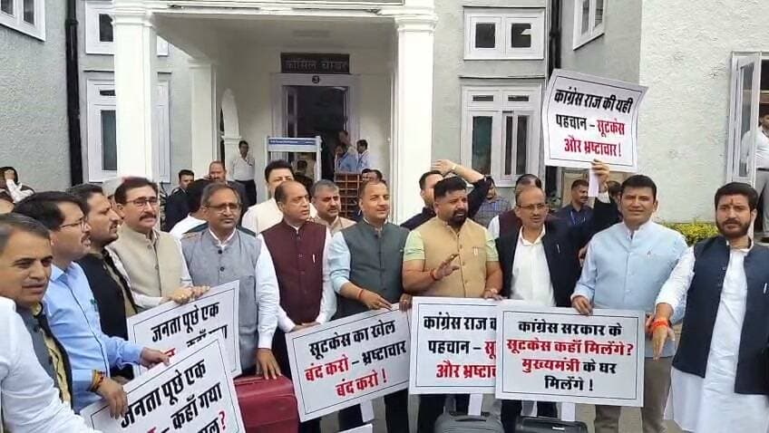 मानसून सत्र के तीसरे दिन भी विधानसभा के बाहर नारेबाजी, चीनी के दाम और ‘अटैची’ को लेकर आमने-सामने सत्ता-विपक्ष
शिमला। हिमाचल प्रदेश विधानसभा के मानसून सत्र के तीसरे दिन सोमवार को सदन की कार्यवाही शुरू होने से पहले ही सत्ता पक्ष और विपक्ष आमने-सामने आ गए। विधानसभा परिसर में दोनों पक्षों ने अपने-अपने मुद्दों को लेकर जमकर नारेबाजी की। इससे एक बार फिर विधानसभा परिसर का माहौल गरमा गया।
सत्तापक्ष के विधायकों ने चीनी के बढ़े हुए दामों को लेकर केंद्र सरकार पर निशाना साधा और ‘चीनी चोर’ के नारे लगाए। सत्तापक्ष का आरोप रहा कि केंद्र सरकार की नीतियों के कारण महंगाई बढ़ रही है और आम जनता पर इसका सीधा असर पड़ रहा है।
वहीं, विपक्ष ने पलटवार करते हुए ‘दिल्ली अटैची भेजी है’ के नारे लगाए। विपक्ष की ओर से नीरज भारती के उस बयान का हवाला दिया गया, जिसमें अटैची दिल्ली भेजने की बात कही गई थी। इस मुद्दे को लेकर विपक्ष ने सरकार पर निशाना साधते हुए नारेबाजी की।
तीसरे दिन भी सदन की कार्यवाही शुरू होने से पहले सत्ता पक्ष और विपक्ष के बीच आरोप-प्रत्यारोप का दौर देखने को मिला। मानसून सत्र में लगातार जारी गतिरोध के बीच सोमवार को भी विधानसभा परिसर में सियासी माहौल गरमाया रहा। विधानसभा का मौजूदा मानसून सत्र 21 अगस्त से 3 सितंबर तक चल रहा है।