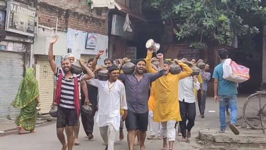 मिर्जापुर बरिया घाट से गंगा जल भरकर दुर्गा देवी स्थित बाबा भोलेनाथ का जलाभिषेक करने जाते शिव भक्त....
#todaymirzapur
#mirzapurnews
#localnews
#भोलेनाथ