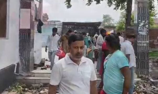 सावन के आखिरी सोमवार को ताड़केश्वर मंदिर में उमड़ा आस्था का सैलाब, भोलेनाथ के दर्शन को पहुंचे हजारों भक्त
मिर्जापुर। सावन माह के आखिरी सोमवार को मिर्जापुर के प्रसिद्ध ताड़केश्वर महादेव मंदिर में भगवान भोलेनाथ के दर्शन और जलाभिषेक के लिए श्रद्धालुओं की भारी भीड़ उमड़ी। सुबह से ही मंदिर परिसर में भक्तों का तांता लगा रहा।
श्रद्धालु हाथों में गंगाजल, बेलपत्र और पूजा सामग्री लेकर बाबा भोलेनाथ के दरबार पहुंचे। भक्तों ने विधि-विधान से पूजा-अर्चना कर भगवान शिव का जलाभिषेक किया और परिवार की सुख-समृद्धि की कामना की। मंदिर परिसर ‘हर हर महादेव’ और ‘बोल बम’ के जयकारों से गूंजता रहा।
सावन के अंतिम सोमवार पर श्रद्धालुओं में खासा उत्साह देखने को मिला। सुरक्षा व्यवस्था को लेकर भी पुलिस प्रशासन की ओर से विशेष इंतजाम किए गए।
#मिर्जापुर #ताड़केश्वर_महादेव #सावन_सोमवार #आखिरी_सोमवार #हर_हर_महादेव #बोल_बम #शिवभक्त #जलाभिषेक #भोलेनाथ #TodayMirzapur