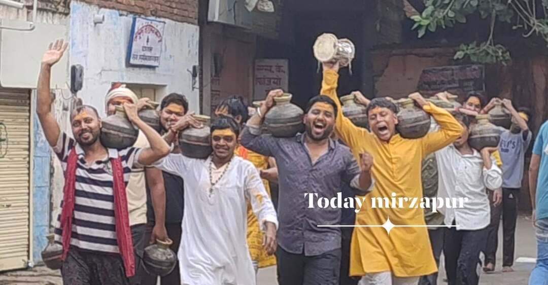 सावन के आखिरी सोमवार को गूंजा ‘बोल बम’ और ‘हर हर महादेव’, गंगाजल लेकर इमलहा महादेव पहुंचे शिवभक्त
मिर्जापुर। सावन माह के चौथे और आखिरी सोमवार को मिर्जापुर में शिवभक्ति का अद्भुत नजारा देखने को मिला। सुबह से ही बरिया घाट पर शिवभक्तों की भीड़ उमड़ी। श्रद्धालुओं ने मां गंगा से गंगाजल भरकर दुर्गा देवी स्थित बाबा भोलेनाथ के जलाभिषेक के लिए कांवड़ यात्रा शुरू की।
गंगाजल लेकर आगे बढ़ रहे शिवभक्त पूरे रास्ते ‘बोल बम’ और ‘हर हर महादेव’ के जयकारे लगाते नजर आए। जयकारों से पूरा मार्ग शिवमय हो उठा। श्रद्धालुओं ने दुर्गा देवी स्थित बाबा भोलेनाथ का गंगाजल से जलाभिषेक कर भगवान शिव से सुख-समृद्धि और परिवार की मंगलकामना की।
सावन के अंतिम सोमवार को शहर में जगह-जगह भक्ति और उत्साह का माहौल बना रहा। मंदिरों में भी सुबह से ही दर्शन-पूजन और जलाभिषेक के लिए श्रद्धालुओं की कतार लगी रही।
#मिर्जापुर #सावन_सोमवार #आखिरी_सोमवार #बोल_बम #हर_हर_महादेव #इमलहा_महादेव #शिवभक्ति #गंगाजल #शिवभक्त #TodayMirzapur