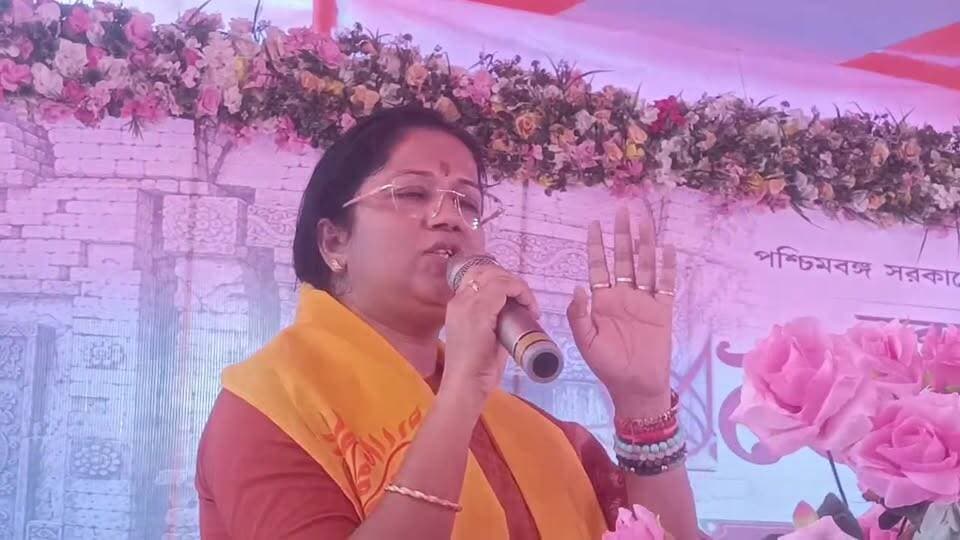 ষোড়শ শতাব্দীর ঐতিহাসিক ভৈরব মন্দিরের নবকলেবর, জাঁকজমকপূর্ণ দ্বারোদ্ঘাটন: বক্তব্য রাখছেন পশ্চিমবঙ্গ সরকারের তথ্য ও সংস্কৃতি ও পর্যটন বিভাগের প্রতিমন্ত্রী পূর্ণিমা চক্রবর্তী।