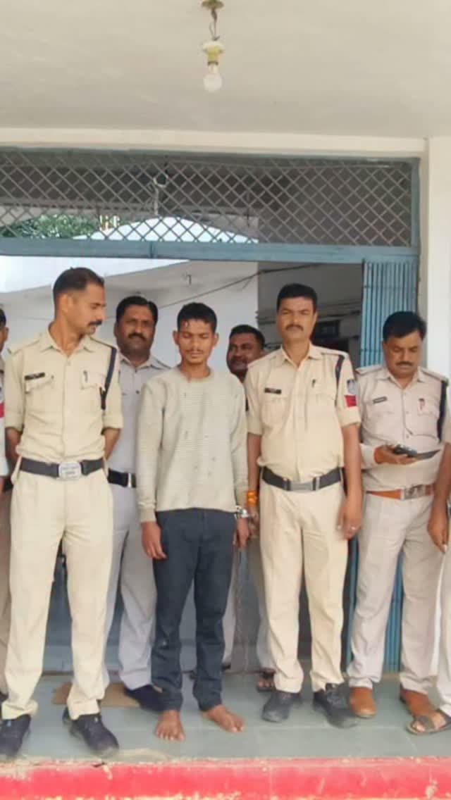 मूक-बधिर बालिका से दुष्कर्म, स्कूल छात्रा से छेड़छाड़; सतना-मैहर में दो आरोपी गिरफ्तार
सतना/मैहर। दिव्यांग बालिका और स्कूली छात्रा के खिलाफ यौन अपराध की दो गंभीर घटनाओं में सतना और मैहर पुलिस ने त्वरित कार्रवाई करते हुए आरोपियों को गिरफ्तार किया है। सतना के कोठी थाना क्षेत्र में घर में घुसकर मूक-बधिर बालिका से दुष्कर्म करने वाले आरोपी को पुलिस ने गिरफ्तार कर न्यायालय में पेश किया, जबकि मैहर के अमरपाटन में स्कूल आने-जाने वाली छात्रा से छेड़छाड़ और धमकी देने वाले आरोपी को शिकायत के महज पांच घंटे के भीतर दबोच लिया गया।
घर में घुसकर बालिका से दुष्कर्म
कोठी पुलिस के मुताबिक 22 अगस्त की घटना में आरोपी शिवेन्द्र उर्फ महेश कुशवाहा (24), निवासी ग्राम डेहुटा, थाना कोठी, एक घर में घुसा और वहां मौजूद मूक-बधिर बालिका के साथ दुष्कर्म किया। मामले की शिकायत मिलने पर पुलिस ने अपराध क्रमांक 238/2026 के तहत बीएनएस की धारा 64(2)(i), 64(2)(k), 332(b) और 117(2) में प्रकरण दर्ज किया। प