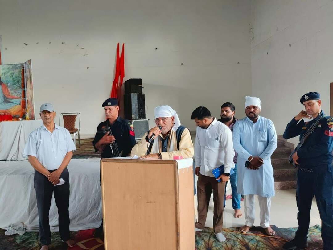 यमुनानगर, (राष्ट्रीय कदम) ब्यूरो- संत शिरोमणि गुरु रविदास जी महाराज की 650वीं जयंती के उपलक्ष्य में काशी के सीर गोवर्धनपुर स्थित जन्म स्थान से शुरू हुई संत गुरु रविदास प्रबंधक सभा गधौली के मंदिर में पवित्र कलश वंदन यात्रा आई और यहां से यमुना मंडल के 18 मंदिरों में यह जाएगी।
कैबिनेट मंत्री (विकास एवं पंचायत विभाग तथा खान एवं भूविज्ञान विभाग), हरियाणा सरकार कृष्ण कुमार पंवार ने पवित्र कलश वंदन यात्रा श्री गुरु रविदास मंदिर, गधौली में पहुंचाई। गांववासियों ने पवित्र कलश वंदन यात्रा पहुंचने पर पुष्प वर्षा कर इस पवित्र यात्रा का स्वागत किया और पूरे क्षेत्र में भक्ति व श्रद्धा का माहौल बना रहा। मंदिरों में पहुंची पवित्र पावन माटी युक्त कलश का ग्रामवासियों ने जोरदार स्वागत किया। कैबिनेट मंत्री ने संत शिरोमणि गुरु रविदास जी महाराज गधौली के मंदिर में लंगर हॉल बनवाने के लिए अपने निजी कोष से 11 लाख रुपये देने की घोषणा की। ग्राम वासियों ने बताया कि लंगर हॉल बनाने की मांग काफी समय से बनी हुई थी जिसे आज कैबिनेट मंत्री कृष्ण पंवार ने घोषणा कर पूरा किया।
उन्होंने बताया कि संत शिरोमणि श्री गुरु रविदास जी का जीवन मानवता, समानता, सेवा और सामाजिक समरसता का जीवंत उदाहरण है। उन्होंने बताया कि श्री गुरु रविदास जी की गुरुवाणी में भी इस बात का उल्लेख है, *ऐसा चाहूं राज मैं मिले सबन को अन्न, कोई छोटा बड़ा न हो रविदास रहे प्रसन्न।
विधायक घनश्यामदास अरोड़ा ने बताया कि इसी प्रकार उनकी वाणी मन चंगा तो कटौती में गंगा का भाव है कि यदि हमारा मन व आत्मा साफ है और मन में भाईचारे की भावना है तो हमारे सारे तीर्थ यही पर ही है। उन्होंने बताया कि केन्द्र सरकार व बीजेपी के कार्यकर्ताओं ने हरियाणा के प्रत्येक जिले से पवित्र कलश वंदन यात्रा निकाली। उन्होंने प्रधानमंत्री श्री नरेन्द्र मोदी व मुख्यमंत्री नायब सिंह सैनी का आभार व्यक्त किया।
मेयर सुमन बहमनी ने बताया कि संत शिरोमणि श्री गुरु रविदास जी ने मानव जाति को प्रेम, करुणा, सत्य, परिश्रम और परोपकार का संदेश दिया है। उन्होंने बताया कि इस पावन माटी युक्त कलश वंदन यात्रा का उद्देश्य पूरे देश में भ्रमण कर श्री गुरु रविदास जी के विचारों को जन-जन तक पहुंचाना है और यह कलश यात्रा सभी मंदिरों में जाएगी।
इस अवसर पर भाजपा जिलाध्यक्ष राजेश सपरा, हरियाणा कोऑपरेटिव बैंक के चेयरमैन भारत भूषण जुयाल, प्रदेश सचिव मदन चौहान, मंडल अध्यक्ष मनोज धीमान, कार्यालय सचिव रामेश्वर चौहान, महामंत्री नरेन्द्र राणा, पूर्व चेयरमैन रामनिवास गर्ग, पूर्व चेयरपर्सन रोजी मलिक आनंद, वार्ड नंबर 11 पार्षद संतोष, राहुल कुमार, बीजेपी मंडल कार्यकारी सदस्य बलविंदर, मनिषा कंसल, अमरनाथ, सुनील कुमार, बलबीर सहित अन्य गणमान्य व्यक्ति उपस्थित रहे।