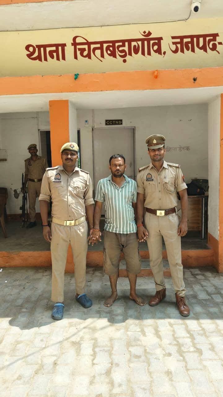 *थाना चितबड़ागांव जनपद बलिया पुलिस द्वारा 01 नफर वारण्टी अभियुक्त को किया गया गिरफ्तार ।*
*श्रीमान् पुलिस अधीक्षक महोदय बलिया श्री ओमवीर सिंह* के कुशल निर्देशन में अपराध एवं अपराधियों के विरुद्ध चलाये जा रहे अभियान के क्रम में अपर पुलिस अधीक्षक दक्षिणी श्री संजय वर्मा व क्षेत्राधिकारी सदर श्री अक्षय कुमार के निकट पर्यवेक्षेण व थाना प्रभारी श्री अतुल कुमार के कुशल नेतृत्व मे थाना चितबड़ागांव पुलिस टीम को मिली सफलता ।
उल्लेखनीय है कि दिनांक 24.08.2026 को थाना चितबड़ागांव के उ0नि0 श्री ओमनारायण पाठक मय हमराह का0 अखिलेश कुमार कुशवाहा के द्वारा देखभाल क्षेत्र जांच प्रार्थना पत्र व कारो मंदिर पर शांति व्यवस्था करते हुए , मा0 न्यायालय जनपद बलिया द्वारा निर्गत एनबीडब्लू मु0नं0 - 1114/20 धारा 452,323,504,506 भा0द0वि0 बनाम *वारन्टी 1. गोविन्द उपाध्याय पुत्र शुभनारायण उपाध्याय सा0 बसुदेवा थाना चितबड़ागांव जनपद बलिया* को घर के पास वाली रोड के पास से ग्राम बसुदेवा से कारण गिरफ्तारी व मा0 न्यायालय द्वारा निर्गत वारण्ट से अवगत कराते हुए मौके से गिरफ्तार किया गया । विधिक कार्यवाही करते हुए वारण्टी 1. गोविन्द उपाध्याय पुत्र शुभनारायण उपाध्याय सा0 बसुदेवा थाना चितबड़ागांव जनपद बलिया को मा0 न्यायालय जनपद बलिया भेजा गया ।
*सम्बन्धित वारण्ट/अभियोग-*
1. मु0नं0 1114/20 धारा 452,323,504,506 भा0द0वि0 थाना चितबड़ागांव जनपद बलिया
*गिरफ्तार अभियुक्त का नाम व पता-*
1. गोविन्द उपाध्याय पुत्र शुभनारायण उपाध्याय सा0 बसुदेवा थाना चितबड़ागांव जनपद बलिया
*गिरफ्तारी करने वाली पुलिस टीम-*
1. उ0नि0 ओमनारायण पाठक थाना चितबड़ागांव जनपद बलिया
2. का0 अखिलेश कुमार कुशवाहा थाना चितबड़ागांव जनपद बलिया
*सोशल मीडिया सेल*
*बलिया पुलिस*