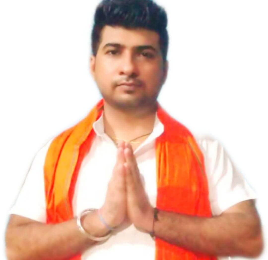 समाजसेवी नरेश कमल बने राष्ट्रीय मानवाधिकार और अपराध नियंत्रण ब्यूरो के सक्रिय सदस्य
समाजसेवी नरेश कमल को हरियाणा एवं दिल्ली में समाज कल्याण, जनहित और सामाजिक सुधार के लिए किए गए उनके कार्यों को देखते हुए राष्ट्रीय मानवाधिकार और अपराध नियंत्रण ब्यूरो में सक्रिय सदस्य के रूप में शामिल किया गया है।
इस अवसर पर नरेश कमल ने संगठन द्वारा उन्हें दी गई इस महत्वपूर्ण जिम्मेदारी के लिए राष्ट्रीय अध्यक्ष डॉ. रणधीर कुमार जी, प्रदेश अध्यक्ष मोहिंदर जी एवं गुरुग्राम जिला अध्यक्ष राकेश जैन जी का बहुत-बहुत धन्यवाद एवं हार्दिक आभार व्यक्त किया।
नरेश कमल ने कहा कि समाज में जरूरतमंद लोगों, बच्चों, महिलाओं और बुजुर्गों की आवाज को मजबूती से उठाना उनकी प्राथमिकता रहेगी। वे समाज के कमजोर एवं जरूरतमंद वर्गों को उनके अधिकारों और हितों के प्रति जागरूक करने तथा उन्हें उनका उचित हक दिलाने के लिए पूरी निष्ठा और ईमानदारी से कार्य करेंगे।
उन्होंने कहा कि हरियाणा और दिल्ली में समाज कल्याण एवं सुधार के क्षेत्र में किए गए कार्यों को संगठन द्वारा पहचान मिलना उनके लिए सम्मान और जिम्मेदारी दोनों है। इस नई जिम्मेदारी के माध्यम से वे मानवाधिकारों की रक्षा, सामाजिक न्याय, महिला एवं बाल सुरक्षा तथा बुजुर्गों के हितों के लिए सक्रिय रूप से कार्य करने का प्रयास करेंगे।
नरेश कमल ने कहा कि “समाज के अंतिम व्यक्ति तक न्याय, सम्मान और अधिकार पहुंचाना ही हमारा उद्देश्य होना चाहिए।” उन्होंने संगठन के सभी पदाधिकारियों एवं कार्यकर्ताओं का आभार व्यक्त करते हुए कहा कि वे संगठन की विचारधारा और उद्देश्यों के अनुरूप पूरी सक्रियता के साथ जनसेवा में योगदान देंगे।
उन्होंने विश्वास दिलाया कि भविष्य में भी समाजहित और जनकल्याण के कार्यों को प्राथमिकता देते हुए जरूरतमंद लोगों की समस्याओं को संबंधित मंचों तक पहुंचाने और उनके समाधान के लिए हरसंभव प्रयास किया जाएगा।
