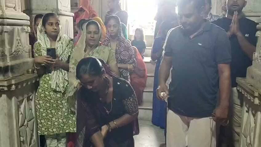 श्रावण माह के चौथे सोमवार को खटीक समाज के शिव मन्दिर मंशापूर्ण महादेव की हुई महाआरती
शाहपुरा (भीलवाड़ा)-राजेन्द्र खटीक।
शाहपुरा/-पिवनिया तालाब के सामने खटीक समाज शिवशक्ति धर्मशाला में स्थित मंशापूर्ण महादेव के श्रावण माह के पवित्र महीने के चौथे सोमवार को महाआरती की गई जिसमे बहुत से भक्तों ने भाग लिया।सबसे पहले भक्तगणों ने महादेव के जलाभिषेक किया फिर उसके बाद महादेव को विशेष तरीके से श्रंगार किया गया।उसके पश्चात महा आरती की गई जिसमें सभी भक्तों ने तन-मन से आरती की।
श्रावण माह बहुत ही भक्ति भाव का महीना होता है जिसमे लोग सभी अपने-अपने क्षेत्रों में भगवान भोलेनाथ की पूजा-अर्चना करते है।जिसमे महिलाओं को अच्छा वर मिलता है।घर मे सुख शांति मिलती है।