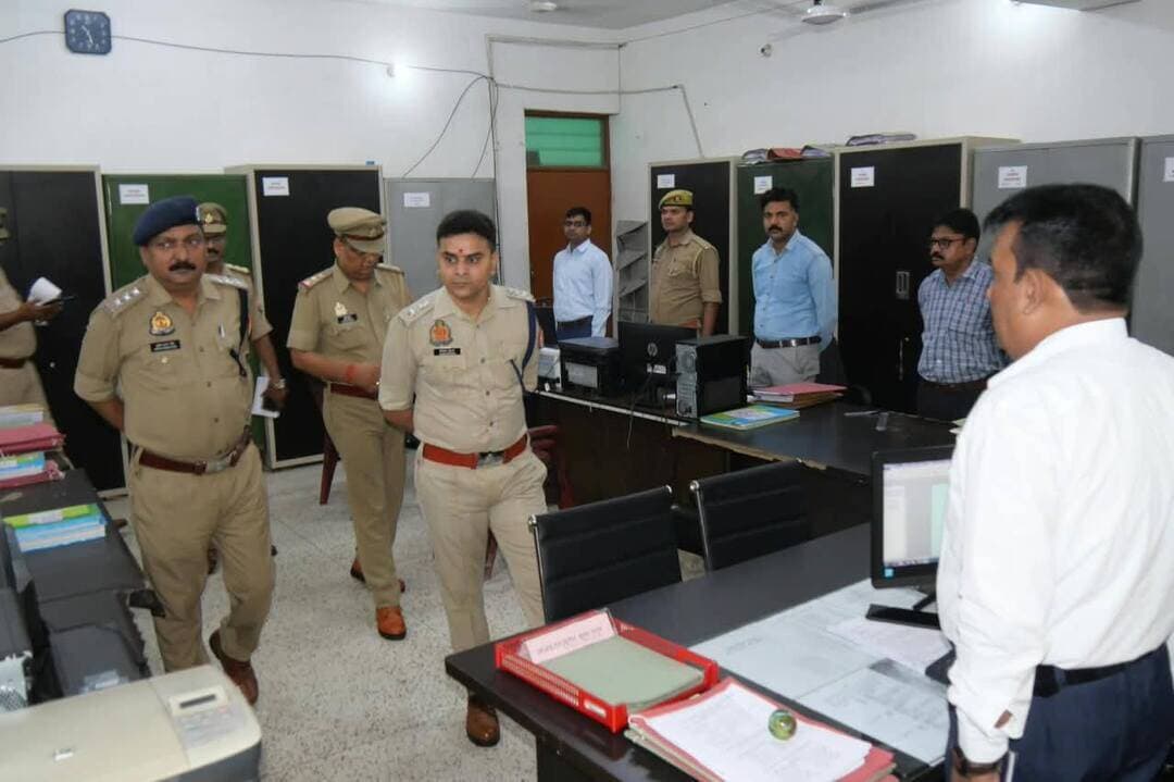 नवागन्तुक वरिष्ठ पुलिस अधीक्षक झाँसी श्री विकास कुमार द्वारा पुलिस कार्यालय का निरीक्षण कर दिए आवश्यक दिशा-निर्देश*
*नवागन्तुक वरिष्ठ पुलिस अधीक्षक झाँसी श्री विकास कुमार द्वारा आज दिनांक 24.08.2026 को पुलिस कार्यालय, झाँसी पहुँचकर कार्यालय की विभिन्न शाखाओं का निरीक्षण किया गया।*
*निरीक्षण के दौरान वरिष्ठ पुलिस अधीक्षक झाँसी द्वारा संबंधित शाखाओं के अभिलेखों एवं पत्रावलियों का अवलोकन करते हुए उनके सुव्यवस्थित रख-रखाव एवं समयबद्ध निस्तारण के संबंध में आवश्यक दिशा-निर्देश दिए गए। साथ ही कार्यालयीन कार्यों की प्रगति की समीक्षा करते हुए संबंधित अधिकारियों एवं कर्मचारियों को अपने दायित्वों का निर्वहन पूर्ण निष्ठा, पारदर्शिता एवं समयबद्धता के साथ किए जाने हेतु निर्देशित किया गया।*
*वरिष्ठ पुलिस अधीक्षक द्वारा कार्यालय में साफ-सफाई एवं कार्यस्थल की व्यवस्था का भी जायजा लिया गया तथा संबंधित को आवश्यक दिशा-निर्देश दिए गए।*
*निरीक्षण के दौरान पुलिस कार्यालय के अधिकारी एवं कर्मचारीगण उपस्थित रहे।*
#JhansiPolice Jhansi MediaCell
