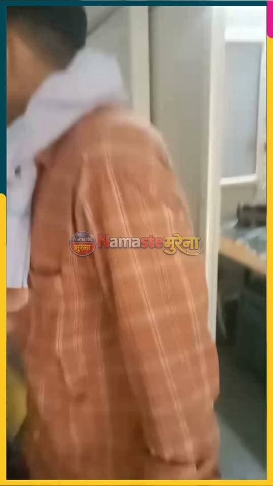 सरकारी अस्पताल में निजी लैब कर्मी ने महिला का ब्लड सैंपल लेकर मांगे ₹100, पति ने जताई आपत्ति
अंबाह। सिविल अस्पताल के जच्चा खाने में एक महिला से निजी पैथोलॉजी के व्यक्ति द्वारा ब्लड सैंपल लेने और इसके बदले 100 रुपए मांगने का मामला सामने आया है। धर्मगढ़ निवासी अनुराग सिंह चौहान अपनी पत्नी माधुरी को प्रसव के लिए सिविल अस्पताल लेकर पहुंचे थे। महिला को जच्चा खाने में भर्ती कराया गया था।
इसी दौरान जांच के लिए अस्पताल स्टाफ द्वारा निजी पैथोलॉजी से एक व्यक्ति को बुलाया गया। उक्त व्यक्ति ने महिला का ब्लड सैंपल लिया और इसके बदले 100 रुपए मांगे। महिला ने इसकी जानकारी अपने पति को दी। इसके बाद अनुराग जच्चा खाने में पहुंचे और संबंधित व्यक्ति से पूछा कि जब यह सरकारी अस्पताल है और यहां जांच की सुविधा सरकारी स्तर पर उपलब्ध है तो पैसे किस बात के लिए लिए जा रहे हैं।
इस पर निजी लैब से आए व्यक्ति ने बताया कि वह प्राइवेट पैथोलॉजी से आया है। अनुराग ने आपत्ति जताते हुए कहा कि सरकारी अस्पताल में निजी लैब के व्यक्ति को मरीजों से जांच के नाम पर पैसे लेने का अधिकार कैसे है। इसी दौरान अनुराग अस्पताल में मौजूद स्टाफ से यह पूछने गए कि उक्त व्यक्ति को किसने बुलाया था। इसका फायदा उठाकर निजी लैब का व्यक्ति मौके से निकल गया।
घटना के बाद अनुराग सिंह चौहान ने अस्पताल के अधिकारियों के समक्ष आपत्ति दर्ज कराते हुए सरकारी अस्पताल में निजी पैथोलॉजी के व्यक्ति द्वारा मरीजों के सैंपल लेने और पैसे मांगने की व्यवस्था पर सवाल उठाए। उन्होंने मामले की जांच कर जिम्मेदारों के खिलाफ कार्रवाई की मांग की है।