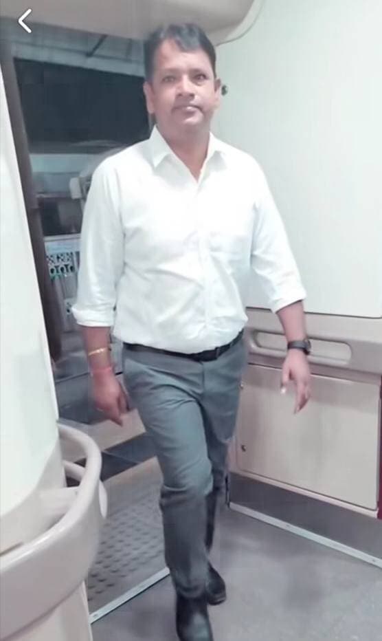 जालोर की फैमिली कोर्ट ने पूर्व भाजपा विधायक अमृता मेघवाल और भाजपा एससी मोर्चा के जिलाध्यक्ष बाबूलाल मेघवाल के तलाक को रद्द कर दिया है। कोर्ट ने करीब 3 साल पहले पारित एकतरफा तलाक की डिक्री को निरस्त कर दिया है। कोर्ट ने माना कि अमृता मेघवाल को मामले में विधि अनुसार नोटिस की तामील नहीं हुई और उन्हें अपना पक्ष रखने का सही मौका नहीं मिला। आदेश के बाद बाबूलाल मेघवाल ने कहा- भले ही अमृता सोने की मणि हो, लेकिन अब मुझे यह मणि नहीं चाहिए।
