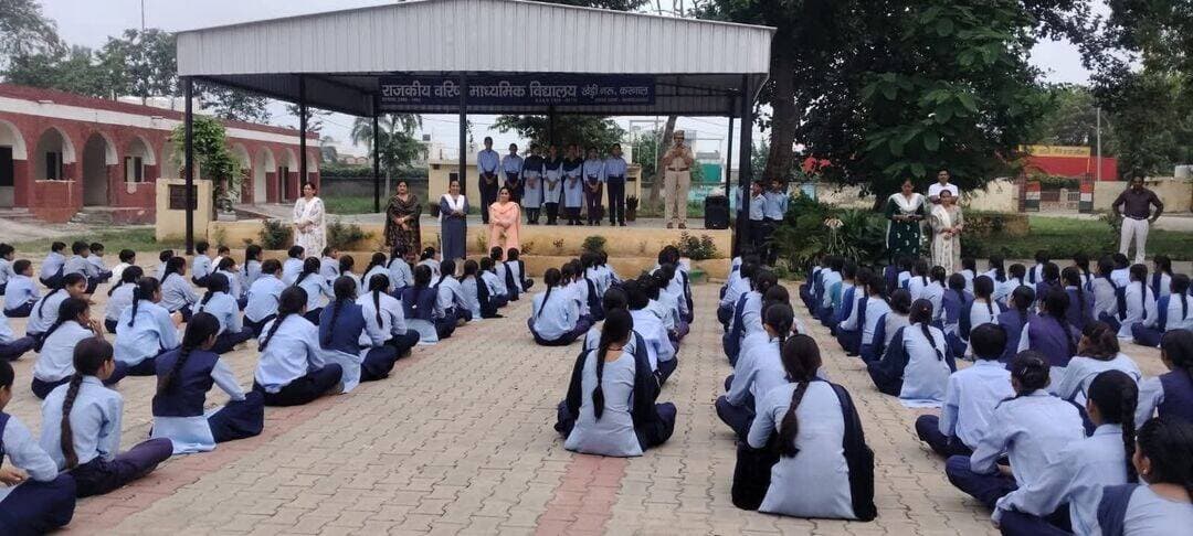 महिला एवं बाल अपराध रोकथाम को लेकर विद्यार्थियों को किया जागरूक
बाल विवाह, पोक्सो एक्ट, गुड टच-बैड टच व महिला सुरक्षा संबंधी कानूनों की दी जानकारी
करनाल, दिनांक 24 अगस्त 2026। जिला पुलिस करनाल द्वारा महिला एवं बाल सुरक्षा को लेकर चलाए जा रहे जागरूकता अभियान के तहत आज राजकीय वरिष्ठ माध्यमिक विद्यालय, एन.जे. पब्लिक स्कूल तथा बाल विकास पब्लिक स्कूल, खेड़ीनरू, जिला करनाल में विशेष जागरूकता कार्यक्रम आयोजित किए गए। कार्यक्रम जिला पुलिस की काउंसलिंग सेल की प्रभारी निरीक्षक राजेश लता के नेतृत्व में आयोजित किए गए।
कार्यक्रम के दौरान निरीक्षक राजेश लता ने छात्र-छात्राओं को बाल विवाह प्रतिषेध अधिनियम के संबंध में विस्तारपूर्वक जानकारी देते हुए बताया कि बाल विवाह एक दंडनीय अपराध है। बाल विवाह कराने, उसमें सहयोग करने अथवा उसे प्रोत्साहित करने वाले व्यक्तियों के विरुद्ध कानून के तहत सख्त कार्रवाई का प्रावधान है। उन्होंने बाल विवाह के कारण होने वाले सामाजिक, शारीरिक एवं मानसिक दुष्प्रभावों के बारे में भी विद्यार्थियों को जागरूक किया।
इसके अतिरिक्त विद्यार्थियों को पोक्सो एक्ट के तहत बच्चों को प्राप्त कानूनी संरक्षण की जानकारी दी गई। बच्चों को ‘गुड टच-बैड टच’ के बारे में जागरूक करते हुए बताया गया कि किसी भी प्रकार की अनुचित हरकत, छेड़छाड़ अथवा शोषण की स्थिति में बिना किसी भय या संकोच के अपने अभिभावकों, अध्यापकों अथवा पुलिस को इसकी सूचना दें। ऐसे मामलों में पीड़ित बच्चे की पहचान पूर्णतः गोपनीय रखी जाती है।
महिला सुरक्षा के संबंध में विद्यार्थियों को हरियाणा पुलिस द्वारा संचालित दुर्गा शक्ति ऐप की उपयोगिता एवं इसके माध्यम से उपलब्ध सुरक्षा सुविधाओं के बारे में भी जानकारी दी गई। इसके साथ ही महिलाओं के विरुद्ध होने वाले अपराधों, जैसे छेड़छाड़, साइबर अपराध, पीछा करना (स्टॉकिंग) आदि के संबंध में जागरूक करते हुए कहा गया कि किसी भी अपराध को नजरअंदाज न करें तथा ऐसी घटना होने पर तुरंत पुलिस को सूचना दें।
निरीक्षक राजेश लता ने विद्यार्थियों को साइबर अपराधों से बचाव के लिए सोशल मीडिया का सावधानीपूर्वक उपयोग करने, अपनी निजी जानकारी किसी अनजान व्यक्ति के साथ साझा न करने तथा संदिग्ध लिंक एवं ऑनलाइन गतिविधियों से सतर्क रहने की सलाह दी।
कार्यक्रम के दौरान विद्यार्थियों द्वारा महिला एवं बाल सुरक्षा से संबंधित पूछे गए प्रश्नों का निरीक्षक राजेश लता द्वारा संतोषजनक ढंग से उत्तर दिया गया तथा उन्हें अपने अधिकारों एवं कानूनी प्रावधानों के प्रति जागरूक किया गया। स्कूल प्रशासन ने जिला पुलिस करनाल की इस पहल की सराहना करते हुए भविष्य में भी इस प्रकार के जागरूकता कार्यक्रम आयोजित करने का अनुरोध किया।
जिला पुलिस करनाल की आमजन से अपील है कि बच्चों एवं महिलाओं की सुरक्षा को लेकर सजग एवं जागरूक रहें। किसी भी प्रकार की संदिग्ध गतिविधि, अपराध अथवा शोषण की जानकारी होने पर बिना किसी भय के तुरंत पुलिस को सूचित करें।