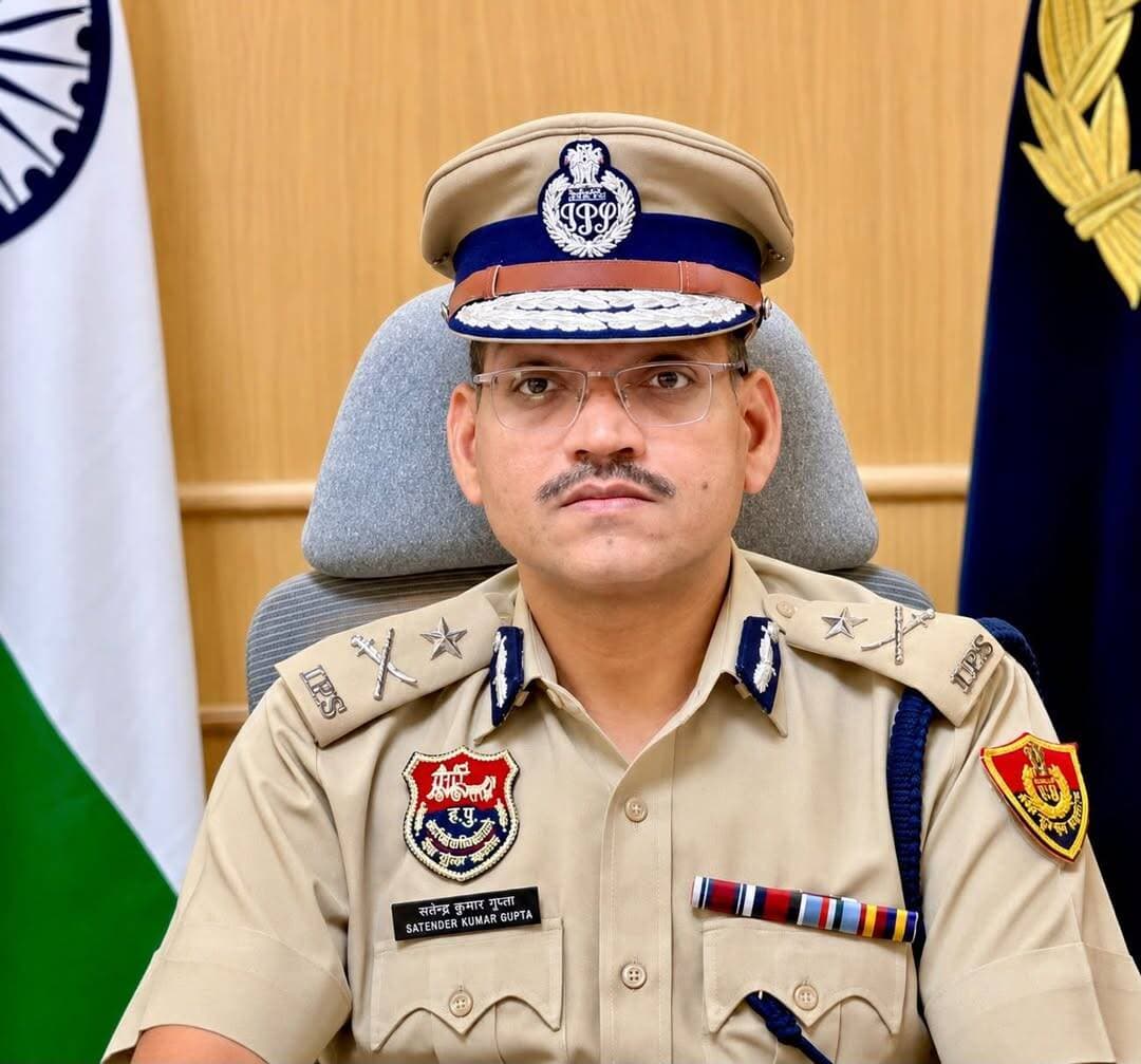 *वीकेंड अभियान के अंतर्गत फरीदाबाद पुलिस की कार्रवाई लगातार जारी: 2 दिन में 136 आरोपी गिरफ्तार, 38 उद्घोषित अपराधी व जमानत पर कार्रवाई, 28 गुमशुदा परिजनों से मिलाए*
*86 बोतल अवैध शराब व 4 लीटर कच्ची शराब, 520 ग्राम गांजा, दो देसी कट्टे तथा जुआ के ₹23,840 बरामद*
फरीदाबाद: पुलिस आयुक्त फरीदाबाद, सतेंद्र कुमार गुप्ता के निर्देशन में अपराधियों पर शिकंजा कसने और कानून-व्यवस्था को और अधिक सुदृढ़ बनाने के उद्देश्य से फरीदाबाद पुलिस द्वारा 22 व 23 अगस्त को 2 दिन का विशेष वीकेंड अभियान चलाया गया। अभियान के दौरान जिलेभर में अपराधियों, नशा तस्करों, अवैध शराब तस्करों, जुआ तथा उद्घोषित अपराधियों के विरुद्ध व्यापक स्तर पर कार्रवाई की गई।
पुलिस प्रवक्ता में जानकारी देते हैं बताया कि अभियान के दौरान पुलिस की विभिन्न थाना, अपराध शाखा व उन स्पेशल टीमों ने 136 आरोपितों को काबू किया। इसके साथ ही 38 उद्घोषित अपराधियों एवं जमानत पर फरार आरोपितों पर भी कार्रवाई की गई है। वहीं पुलिस ने 28 गुमशुदा व्यक्तियों को तलाश कर सकुशल उनके परिजनों से मिलाने में सफलता प्राप्त की, जिससे परिवारों के चेहरों पर फिर से मुस्कान लौट आई।
इस विशेष अभियान के दौरान पुलिस ने अवैध नशे और अवैध हथियारों के खिलाफ भी प्रभावी कार्रवाई की। पुलिस की टीमों द्वारा 86 बोतल अवैध शराब व 4 लीटर कच्ची शराब बरामद की गई वहीं 520 ग्राम गांजा, 2 देसी कट्टे, इसके अलावा जुआ खेलने और खिलाने वालों के विरुद्ध कार्रवाई करते हुए ₹323,840 की नकदी बरामद की गई।
पुलिस आयुक्त, सतेंद्र कुमार गुप्ता ने कहा कि फरीदाबाद पुलिस का उद्देश्य आम नागरिकों को सुरक्षित वातावरण उपलब्ध कराने के साथ साथ कानून व्यवस्था बनाए रखना तथा अपराधियों पर कार्रवाई करना है। उन्होंने कहा कि उनके द्वारा लगातार वीकेंड कार्यक्रम चलाकर कार्रवाई की जा रही है, यह कार्रवाई भविष्य में भी लगातार जारी रहेंगे। अपराध, नशा, अवैध हथियार, अवैध शराब और जुए जैसी गैरकानूनी गतिविधियों में संलिप्त किसी भी व्यक्ति को बख्शा नहीं जाएगा। आमजन से भी अपील है कि यदि उनके आसपास किसी प्रकार की आपराधिक अथवा संदिग्ध गतिविधि की जानकारी हो तो उसकी सूचना तुरंत फरीदाबाद पुलिस के कंट्रोल रूम नंबर 9999150000, 0129-2227200 या डायल 112 या फिर स्थानीय पुलिस को दें, ताकि समय रहते प्रभावी कार्रवाई की जा सके।
प्रवक्ता, फरीदाबाद पुलिस