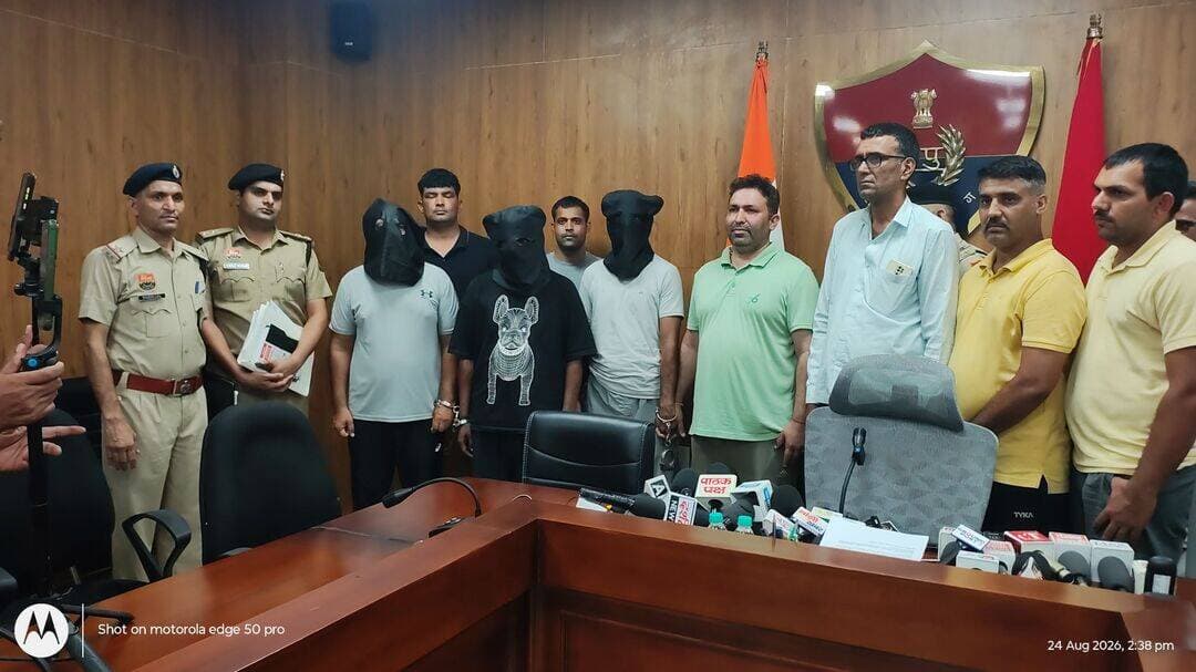 - *जीवन कुंडू हत्याकांड में हरियाणा पुलिस की बड़ी कार्रवाई*
- *जूनागढ़, गुजरात से तीन फरार आरोपी गिरफ्तार, ₹50,000 का इनामी मुख्य आरोपी भी शामिल*
*चंडीगढ़, 24 अगस्त।* हरियाणा पुलिस ने गंभीर एवं जघन्य अपराधों में फरार आरोपियों के खिलाफ चलाए जा रहे अभियान के तहत बड़ी सफलता हासिल करते हुए जीवन कुंडू हत्याकांड में फरार चल रहे तीन आरोपियों को गुजरात के जूनागढ़ से गिरफ्तार किया है। गिरफ्तार आरोपियों में ₹50,000 का इनामी मुख्य आरोपी रमेश शर्मा भी शामिल है। हरियाणा पुलिस की इस बड़ी कार्रवाई से हत्या के मामले में लंबे समय से फरार चल रहे सभी तीन प्रमुख आरोपियों को कानून के शिकंजे में लाया गया है।
- *04 अगस्त को हुई थी जीवन कुंडू की हत्या*
दिनांक 04 अगस्त 2026 को हिसार के सूर्यनगर निवासी जीवन कुंडू की 10–12 व्यक्तियों द्वारा मारपीट कर हत्या कर दी गई थी। इस संबंध में FIR No. 388 दिनांक 04.08.2026, धारा 103(1), 126, 190, 191(2), 191(3) एवं 61 BNS के तहत थाना HTM, हिसार में मामला दर्ज किया गया था। वारदात के बाद मुख्य आरोपी रमेश शर्मा निवासी सूर्यनगर, हिसार, विशाल उर्फ बाबा निवासी भारत नगर, हिसार तथा सौरभ उर्फ मोल्ड निवासी सूर्यनगर, हिसार फरार चल रहे थे। मुख्य आरोपी रमेश शर्मा की गिरफ्तारी पर हरियाणा पुलिस द्वारा ₹50,000 का इनाम घोषित किया गया था।
- *विरोध प्रदर्शनों के बीच हरियाणा पुलिस की बड़ी कार्यवाही*
घटना के बाद हिसार शहर में लोगों में काफी रोष था। आरोपियों की गिरफ्तारी की मांग को लेकर विरोध प्रदर्शन एवं धरने भी आयोजित किए गए, जिससे क्षेत्र में कानून-व्यवस्था प्रभावित होने की आशंका बनी हुई थी। मामले की गंभीरता को देखते हुए हरियाणा पुलिस की अलग अलग टीमों ने फरार आरोपियों की गिरफ्तारी के लिए विशेष अभियान चलाया। आरोपियों की तलाश में लगातार तकनीकी निगरानी एवं मानव खुफिया तंत्र के माध्यम से इनपुट जुटा रही थी। इसी दौरान प्राप्त विश्वसनीय सूचना के आधार पर टीम ने कार्रवाई करते हुए तीनों फरार आरोपियों को जूनागढ़, गुजरात से गिरफ्तार कर लिया। इस कार्रवाई के दौरान हिसार पुलिस तथा एसटीएफ टीम हिसार की भूमिका अत्यंत महत्वपूर्ण रही।
- *अपराधियों के लिए स्पष्ट संदेश—कानून से नहीं बच सकते*
हरियाणा पुलिस की इस कार्रवाई ने एक बार फिर स्पष्ट किया है कि गंभीर अपराधों को अंजाम देकर फरार होने वाले अपराधी देश के किसी भी हिस्से में छिपे हों, हरियाणा पुलिस उन्हें कानून के शिकंजे में लाने के लिए प्रभावी कार्रवाई करेगी। तकनीकी निगरानी, मानव खुफिया तंत्र और अंतरराज्यीय समन्वय के माध्यम से पुलिस द्वारा ऐसे अपराधियों तक लगातार पहुंच बनाई जा रही है।
- *गंभीर अपराधियों के खिलाफ कार्रवाई जारी रहेगी, फरार आरोपियों को हर हाल में कानून के दायरे में लाएगी हरियाणा पुलिस-डीजीपी अजय सिंघल*
हरियाणा के पुलिस महानिदेशक अजय सिंघल ने कहा कि गंभीर अपराधों में संलिप्त अपराधियों और कानून-व्यवस्था के लिए चुनौती बनने वाले तत्वों के खिलाफ हरियाणा पुलिस की कार्रवाई आगे भी जारी रहेगी। उन्होंने कहा कि अपराध करने के बाद फरार होकर कानून से बचने की कोशिश करने वाले अपराधियों को यह स्पष्ट संदेश है कि वे कहीं भी छिप जाएं, हरियाणा पुलिस की पहुंच से बाहर नहीं हैं। डीजीपी ने कहा कि हरियाणा पुलिस का उद्देश्य केवल अपराधियों की गिरफ्तारी तक सीमित नहीं है, बल्कि पीड़ितों को न्याय दिलाना, आमजन में सुरक्षा की भावना मजबूत करना और प्रदेश में कानून-व्यवस्था को हर स्थिति में बनाए रखना सर्वोच्च प्राथमिकता है। उन्होंने एसटीएफ, हिसार पुलिस तथा इस अभियान में शामिल अन्य टीमों को इस सफल कार्रवाई के लिए बधाई देते हुए कहा कि गंभीर एवं जघन्य अपराधों में शामिल किसी भी आरोपी को कानून के शिकंजे से बचने नहीं दिया जाएगा।
00000