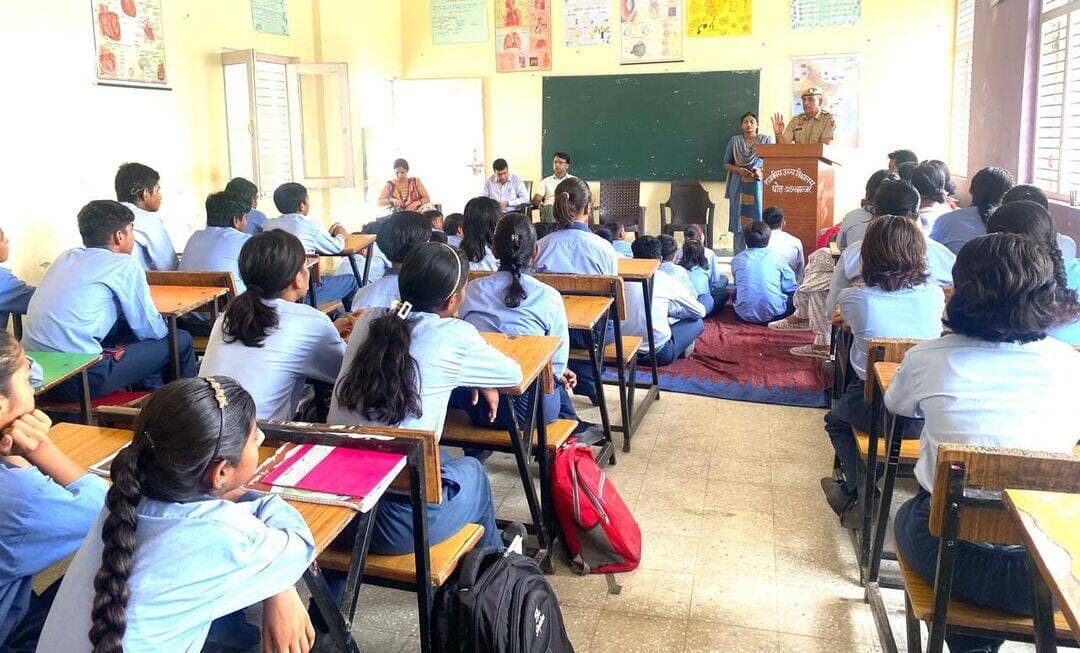 *स्कूली छात्रों को नशे के दुष्प्रभाव, साइबर अपराध व यातायात नियमों के प्रति किया जागरूक*
पुलिस उपायुक्त मुख्यालय झज्जर दीप्ति गर्ग के दिशा-निर्देशन में झज्जर पुलिस द्वारा विद्यार्थियों को नशे से दूर रहने तथा साइबर अपराध व यातायात नियमों के प्रति जागरूक करने के लिए लगातार जागरूकता अभियान चलाया जा रहा है। इसी कड़ी में कम्युनिटी पुलिसिंग प्रभारी निरीक्षक सतीश कुमार के नेतृत्व में पुलिस टीम द्वारा विभिन्न स्कूलों में जागरूकता कार्यक्रम आयोजित किए गए।इस दौरान हरदयाल सी. सै. स्कूल, बहादुरगढ़ में विद्यार्थियों को यातायात नियमों का पालन करने तथा नशे से होने वाले शारीरिक, मानसिक और सामाजिक दुष्प्रभावों के बारे में विस्तार से जानकारी दी गई। विद्यार्थियों को समझाया गया कि नशा न केवल व्यक्ति के स्वास्थ्य को नुकसान पहुंचाता है, बल्कि परिवार और समाज पर भी इसका गंभीर प्रभाव पड़ता है।इसी क्रम में GSSS धौड़ स्कूल में नशा मुक्ति टीम झज्जर द्वारा विद्यार्थियों को नशे के दुष्प्रभावों के प्रति जागरूक किया गया। साथ ही डायल 112, साइबर अपराध से बचाव तथा सड़क सुरक्षा एवं यातायात नियमों की जानकारी दी गई।पुलिस टीम ने विद्यार्थियों से अपील की कि वे स्वयं नशे से दूर रहें और अपने आसपास के लोगों को भी नशे के खिलाफ जागरूक करें। साथ ही किसी भी आपात स्थिति में डायल 112 का प्रयोग करने तथा साइबर ठगी होने पर तुरंत पुलिस को सूचना देने के लिए प्रेरित किया गया।