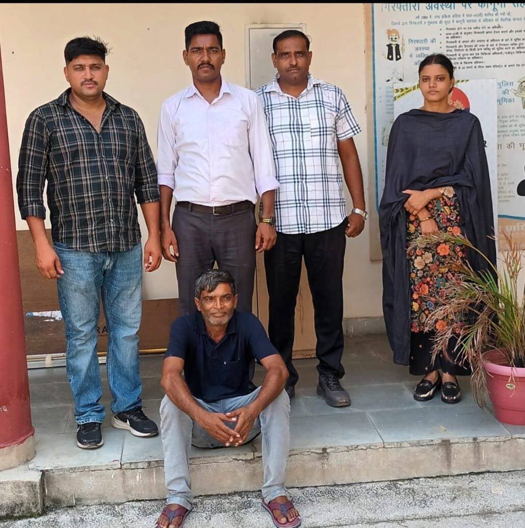पी.ओ. स्टाफ की टीम ने करीब एक साल से एक भगोड़े आरोपी को किया गिरफ्तार
पुलिस प्रवक्ता ने जानकारी देते हुए बताया कि जिला पुलिस द्वारा भगोड़े आरोपियों और बेल जंपर्स की धरपकड़ के लिए विशेष अभियान चलाया जा रहा है। इस संबंध में पुलिस अधीक्षक कमलदीप गोयल के दिशा-निर्देशों पर कार्य करते हुए पी.ओ. स्टाफ की टीम ने एक और बड़ी सफलता हासिल की है। टीम ने न्यायालय द्वारा करीब एक साल से भगोड़ा घोषित किए गए आरोपी को गिरफ्तार कर न्यायिक प्रक्रिया के अंतर्गत आगे की कार्रवाई के लिए अदालत में पेश कर दिया है।
पुलिस प्रवक्ता ने जानकारी देते हुए बताया कि पी.ओ. स्टाफ के इंचार्ज निरीक्षक राजपाल के नेतृत्व में एक विशेष टीम का गठन किया गया, जिसमें एएसआई अश्विनी, मुख्य सिपाही संदीप, महावीर, रजत व महिला सिपाही अमनप्रीत कौर को शामिल किया गया। टीम ने संयुक्त प्रयास से करीब एक साल से भगोड़े आरोपी सुरेंद्र पुत्र नाथीराम निवासी महमूदपुर को गुप्त सूचना के आधार पर सफलतापूर्वक गिरफ्तार कर लिया। आरोपी सुरेंद्र एक आपराधिक मामले में संलिप्त था और न्यायालय में पेश न होने के कारण उसे माननीय अदालत द्वारा भगोड़ा घोषित कर दिया गया था। आरोपी पुलिस को करीब एक साल से चकमा देकर फरार चल रहा था, लेकिन टीम की सतर्कता और प्रयासों के चलते उसे दबोच लिया गया।
पुलिस अधीक्षक ने टीम के इस कार्य की सराहना की है और कहा है कि जिले में अपराधियों के खिलाफ यह अभियान भविष्य में भी पूरी सख्ती के साथ जारी रहेगा, जिससे कानून व्यवस्था को और मजबूत किया जा सके।