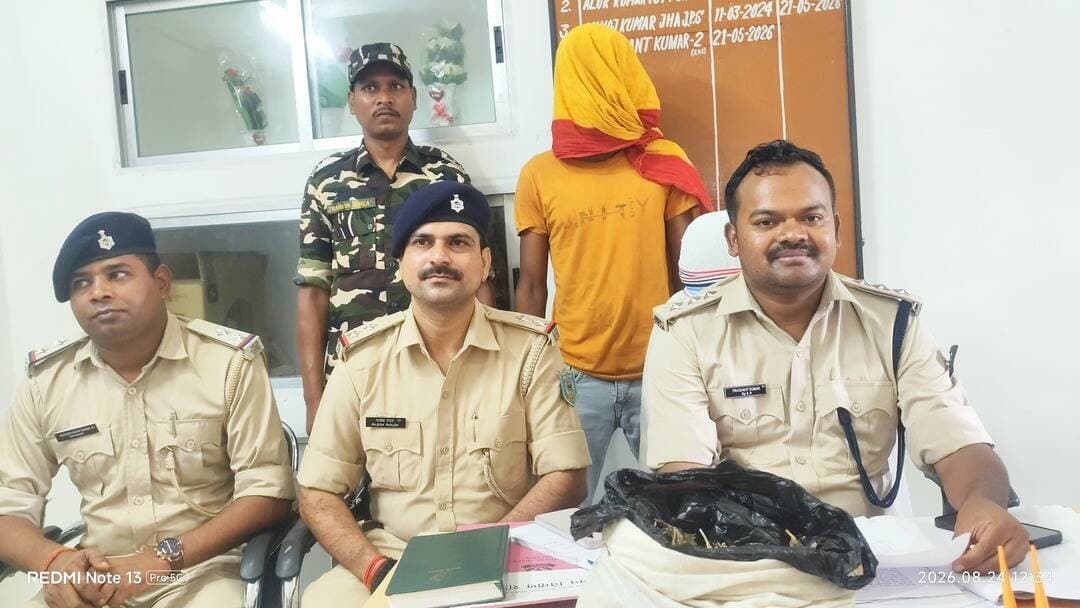 पलामू - गुप्त सुचना प्राप्त हुई कि तरहसी थाना अंतर्गत ग्राम तिरौंधा में अंकित कुमार सिंह नाम का व्यक्ति अपना दुकान में मादक पदार्थ (गांजा) रखा हुआ है जिसे बिक्री करता है। प्राप्त सुचना के संबंध में वरीय पुलिस पदाधिकारी को सुचित किया। तत्पश्चात पुलिस अधीक्षक महोदय के आदेशानुसार अनुमंडल पुलिस पदाधिकारी महोदय लेस्लीगंज के नेतृत्व मे एक छापामारी दल का गठन किया गया। उक्त सुचना का सत्यापन एवं आवश्यक कार्रवाई हेतु गठित टीम के साथ सरकारी वाहन से थाना से प्रस्थान किया। ग्राम तिरौंधा में अंकित कुमार सिह उम्र-19 वर्ष पिता-दिलिप सिंह का दुकान का पता लगाकर पहुंचा। अंकित कुमार सिंह के दुकान का तलाशी लिया गया तलाशी के क्रम में अंकित कुमार सिंह के दुकान में एक काला पोलिथिन मे 490 ग्राम गांजा जैसा दिखने वाला मादक पदार्थ रखा पाया गया जिसे बरामद किया गया। बरामदगी के पश्चात गांजा को विधिवत जप्त किया गया था अंकित कुमार सिंह पिता-दिलिप सिंह ग्राम-तिराँधा थाना-तरहसी जिला-पलामू को विधिवत गिरफ्तार किया गया है।
गिरफ्तार अभियुक्त
1. अंकित कुमार सिंह उम्र-19 वर्ष पिता-दिलिप सिंह ग्राम-तिराँधा थाना-तरहसी जिला-पलामू ।
बरामदगी -
1. अभियुक्त के दुकान से एक काला पोलिथिन मे 490 ग्राम गांजा
आपराधिक इतिहास-
1. तरहसी थाना कांड सं0-40/25 दिनांक-17/05/2025 धारा-126 (2)/115(2)/324(2)/352/351(2)/3(5) भारतीय न्याय संहिता।
छापामारी मे शामिल सदस्य
1. श्री प्रशांत कुमार-02 अनुमंडल पुलिस पदाधिकारी महोदय लेस्लीगंज
2. पु०अ०नि० सह थाना प्रभारी राजेश रंजन
3. पु०अ०नि० अनन्त कुमार सिंह
4. स०अ०नि० महताब आलम
5. हव० टोकन गोप
6. आ0/13 चन्दन कुमार दुबे
7. चा०आ० मनोज कुमार यादव