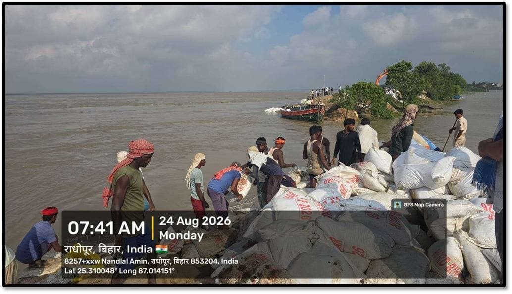 ज़िला प्रशासन, भागलपुर 24 अगस्त 2026: भागलपुर जिलान्तर्गत खरीक प्रखंड में काजीकोरैया-राघोपुर मार्जिनल बांध गंगा नदी के बायें किनारे पर अवस्थित है, जिसकी कुल लंबाई 6.50 कि०मी० है एवं इस तटबंध पर 05 अदद् नोज निर्मित है। बांध के दूसरी ओर नदी के बीच में शोल बन जाने के कारण मॉनसून अवधि के प्रारम्भ से ही नदी की धारा बांध पर अधिक दबाब बनाये हुई है।
गंगा नदी के जलस्तर बढ़ने के कारण Undermining action से दिनांक 26.07.2026 को काजीकोरैया-राघोपुर मार्जिनल बांध का D-Nose के निकट 110 मी0 की लम्बाई में कटाव परिलक्षित हुआ। क्षतिग्रस्त हिस्से के सुरक्षार्थ एवं कटाव को नियंत्रित करने हेतु मुख्य अभियंता, कटिहार, अधीक्षण अभियंता, बाढ़ नियंत्रण अंचल, भागलपुर एवं अन्य क्षेत्रीय पदाधिकारियों द्वारा कैम्प करते हुए दिवा-रात्रि अहर्निश बाढ़ संघर्षात्मक कार्य करा कर दिनांक 27.07.2026 को पूवार्हन 04:00 बजे कटाव नियंत्रित कर लिया गया। कराये गये कार्य के सुदृढ़ीकरण के उद्देश्य से स्थल पर 110 मी० की लम्बाई में 6 मी० चौड़ा एन०सी० बेस तैयार कर, बम्बू रॉल तथा हाथी पाँव से कार्य कराया गया। D-Nose के अपस्ट्रीम में नदी के दबाव के मद्देनजर एहतियातन 250 मी० की लम्बाई में 10 मी० के अंतराल पर 25 अदद स्लोपिंग बेड बार निर्माण कराया गया।
दिनांक 26.07.2026 से दिनांक 24.08.2026 तक की अवधि में विभिन्न रीच में समय-समय पर कटाव परिलक्षित हुआ, जिसके सुरक्षार्थ लगातार बाढ़ संघर्षात्मक कार्य कराकर स्थल को सुरक्षित रखा गया।
स्थल के सुरक्षार्थ मूल रूप से पदस्थपित 01 सहायक अभियंता एवं 04 कनीय अभियंताओं के अतिरिक्त पालीवार अभियंताओं की टीम (01 सहायक अभियंता एवं 02 कनीय अभियंता) की प्रतिनियुक्ति की गयी है। साथ ही स्थल पर एक अतिरिक्त कार्यपालक अभियंता की प्रतिनियुक्ति की गयी है।
उक्त के अतिरिक्त स्थलीय स्थिति के मद्देनजर अधीक्षण अभियंता, कार्यपालक अभियंता एवं सहायक अभियंता के विशेष दल की प्रतिनियुक्ति दिनाक 17.08.2026 से ही स्थल पर की गयी है। उक्त सभी अभियंताओं के द्वारा पालीवार लगातार स्थल पर कैम्प किया जा रहा है।
दिनांक 23.08.2026 के रात्रि से ही E-Nose के डाउनस्ट्रीम में नदी के अत्यधिक दबाव के मद्देनजर लगातार बाढ़ संघर्षात्मक कार्य कराया जा रहा था परन्तु नदी के तीव्र कटाव के कारण पूर्वाहन् 2:00 बजे E-Nose के डाउनस्ट्रीम में राघोपुर बांध-सह-रेलवे टैगिंग बांध 30 मी0 की लम्बाई में क्षतिग्रस्त हुआ।
स्थल के सुरक्षार्थ दोनो कट एण्ड को होल्ड करने एवं पानी के फैलाव को रोकने हेतु रिंग बांध निर्माण कार्य प्रारम्भ किया गया है। स्थल पर 250 लाख अदद् बालू भरे बोरे, 20 नाव 16 ट्रैक्टर, 01 पोकलेन, 02 जे०सी०बी० उपलब्ध है एवं लगभग 250 श्रमिकों द्वारा युद्धस्तर पर अहर्निश बाढ संघर्षात्मक कार्य कराया जा रहा है, स्थिति नियंत्रण में है। विभागीय वरीय पदाधिकारियो द्वारा भी स्थल के सुरक्षार्थ सूक्ष्म पर्यवेक्षण की जा रही है। जिला पदाधिकारी, भागलपुर एवं वरीय पुलिस अधीक्षक, नौगछिया, अनुमंडल पदाधिकारी, नौगछिया, अपर समाहर्ता, आपदा द्वारा स्थल निरीक्षण कर निगरानी की जा रही है।
फरक्का बराज से गंगा नदी के जलश्राव के शीघ्र निकासी के संदर्भ में बराज के जी०एम० को पत्र लिखा गया है। बिहार में गंगा नदी के बढ़ते जलस्तर के मद्देनजर माननीय मुख्यमंत्री, बिहार के द्वारा माननीय मुख्यमंत्री, पश्चिम बंगाल से दूरभाष पर फरक्का बराज के सभी गेट खोलने का आग्रह किया गया है। बराज के गेट परिचालन की अद्यतन स्थिति से अवगत कराने हेतु विभाग से एक दल को बराज पर भेजा गया है।
Bhagalpur Police
Bhagalpur District Administration
Information & Public Relations Department, Government of Bihar
CMO Bihar
District Administration Patna
DM Darbhanga
District Administration, Madhubani