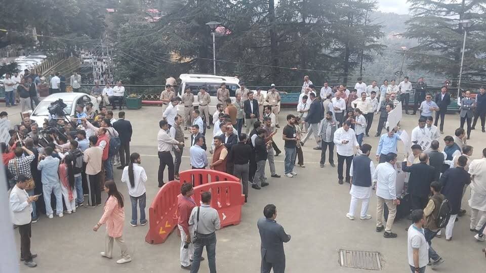 मानसून सत्र का तीसरा दिन...सत्ता पक्ष और विपक्ष आमने-सामने..विधानसभा परिसर में प्रदर्शन...