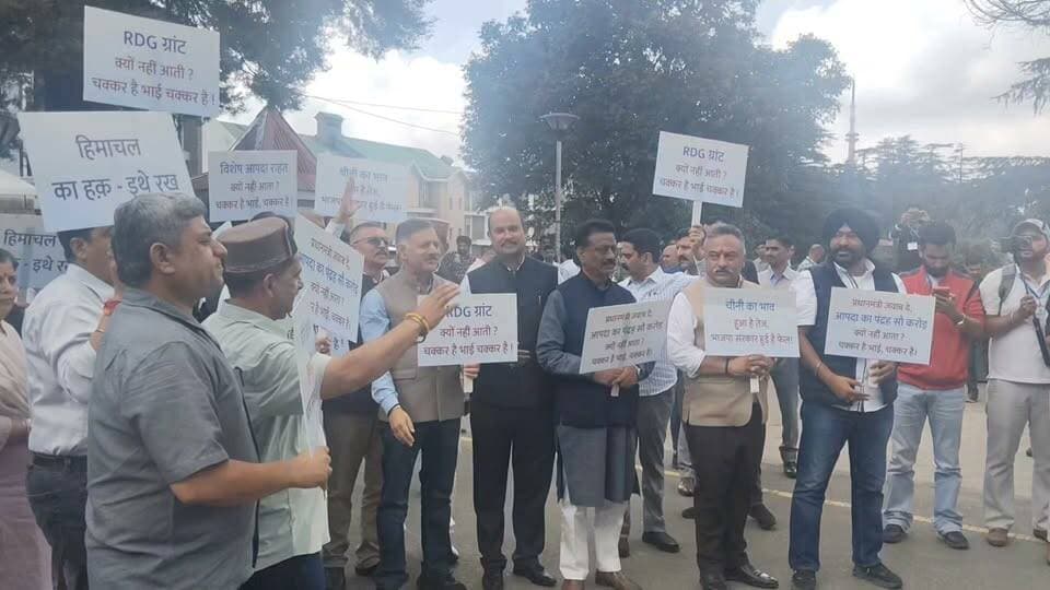 मानसून सत्र का तीसरा दिन...सत्ता पक्ष और विपक्ष आमने-सामने..विधानसभा परिसर में प्रदर्शन...