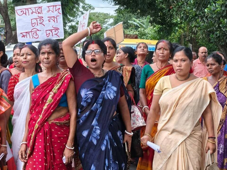 #BreakingNews ম*দের দোকান সরানোর দাবিতে পথ অবরোধ মহিলাদের। আলিপুরদুয়ার ১ ব্লকের পররপাড় অঞ্চলের ছবি দেখুন।
#roadclosed #alipurduardistrict #highlightseveryone #womenspower