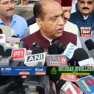 कांग्रेस की यही पहचान—सूटकेस और भ्रष्टाचार!
विधानसभा मानसून सत्र।
नेता प्रतिपक्ष जयराम ठाकुर ने विधानसभा मानसून सत्र के दौरान सुक्खू सरकार पर तीखा हमला बोला। उन्होंने कांग्रेस सरकार पर भ्रष्टाचार के आरोप लगाते हुए तंज कसा और कहा कि कांग्रेस की पहचान ही “सूटकेस और भ्रष्टाचार” बन गई है।
जयराम ठाकुर के इस बयान से विधानसभा सत्र के दौरान सियासी माहौल गरमाने के आसार हैं। सत्ता पक्ष और विपक्ष के बीच आरोप-प्रत्यारोप का दौर तेज होता नजर आ रहा है।
न्यूज टुडे हिमाचल