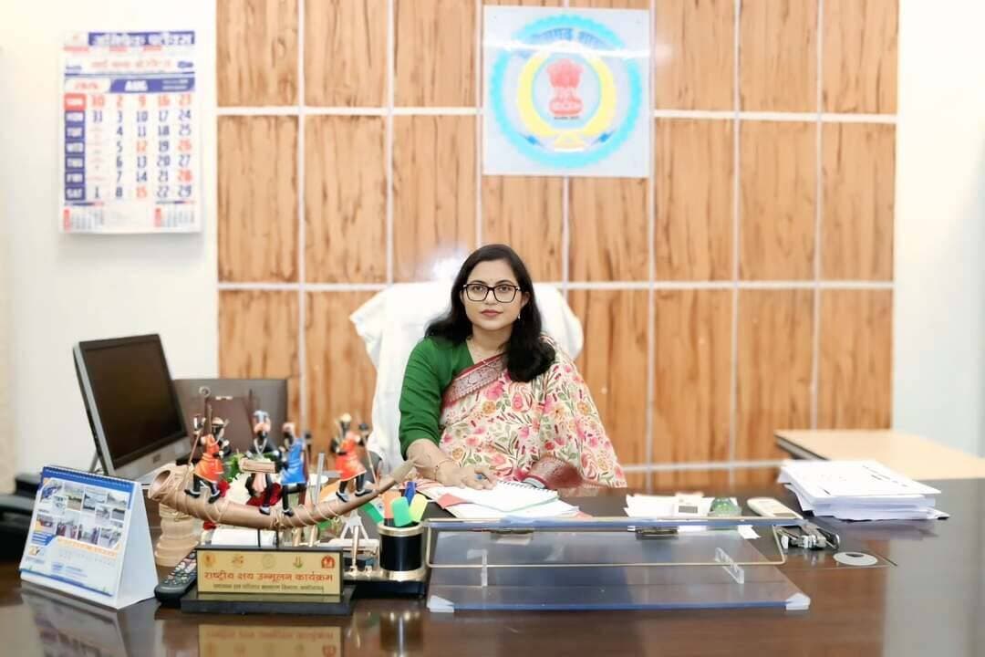 नवपदस्थ कलेक्टर श्रीमती जयश्री जैन ने किया पदभार ग्रहण
कलेक्ट्रेट की विभिन्न शाखाओं का निरीक्षण कर अधिकारियों को दिए समयबद्ध एवं पारदर्शी कार्य निष्पादन के निर्देश
आईएएस श्रीमती जैन सक्ती जिले की तीसरी कलेक्टर के पद पर देंगी अपनी सेवाए
#Saktidist
#sakti
#छत्तीसगढ़
@chhattisgarhcmo
@dpr.chhattisgarh