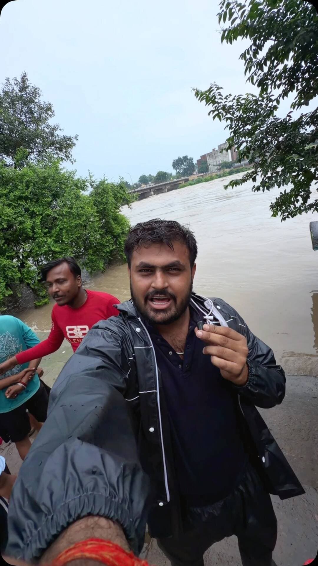 रीवा में लगातार बारिश के कारण जलस्तर काफ़ी ज़्यादा बड़ चुका है
#mansoon
#rewa__city__mp17
#explorepage
#rewa