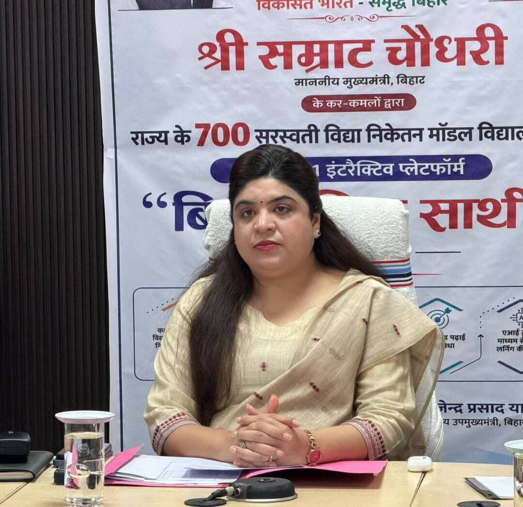इंटरैक्टिव! 📚💻
आज दिनांक 24 अगस्त 2026 को माननीय मुख्यमंत्री श्री सम्राट चौधरी जी द्वारा लोक सेवक आवास स्थित ‘संकल्प’ सभागार से वीडियो कॉन्फ्रेंसिंग के माध्यम से राज्य के 38 जिलों के 700 सरस्वती विद्या निकेतन मॉडल विद्यालयों में 24×7, 1:1 इंटरैक्टिव लर्निंग प्लेटफॉर्म ‘बिहार विद्या साथी’ का शुभारंभ किया गया।
📍 औरंगाबाद में कार्यक्रम की झलक
समाहरणालय, औरंगाबाद के सभा कक्ष एवं एनआईसी के सभा कक्ष में कार्यक्रम का सीधा प्रसारण किया गया। इस अवसर पर वीडियो कॉन्फ्रेंसिंग के माध्यम से जिला पदाधिकारी श्रीमती अभिलाषा शर्मा, उप विकास आयुक्त कुमारी अनुपम सिंह, निदेशक डीआरडीए श्री अनुपम कुमार सहित बड़ी संख्या में छात्र-छात्राएं उपस्थित रहे।
✨ ‘बिहार विद्या साथी’ की प्रमुख विशेषताएं
🔹 कक्षा 9वीं से 12वीं तक के विद्यार्थियों के लिए निःशुल्क लाइव शिक्षा
🔹 24×7 ऑनलाइन शिक्षक एवं 1:1 लाइव ट्यूटर सपोर्ट
🔹 अपनी पसंद के शिक्षक से पढ़ने की सुविधा
🔹 पढ़ाई से जुड़ी समस्याओं का त्वरित एवं निःशुल्क समाधान
🔹 असीमित अध्ययन एवं डिजिटल टूल्स के माध्यम से कॉन्सेप्ट लर्निंग
🔹 बिहार बोर्ड की पढ़ाई के साथ JEE एवं NEET की तैयारी
🔹 गुणवत्तापूर्ण डिजिटल अध्ययन सामग्री की उपलब्धता
🎯 इस पहल से राज्य के 700 मॉडल विद्यालयों के करीब 3 लाख विद्यार्थियों को लाभ मिलेगा। विद्यार्थियों के लिए लगभग 75 हजार शिक्षक 24×7 वन-टू-वन लाइव ट्यूटर सपोर्ट उपलब्ध कराएंगे।
💡 ‘बिहार विद्या साथी’—तकनीक के साथ शिक्षा, शिक्षा के साथ बेहतर भविष्य।
कार्यक्रम के उपरांत जिला पदाधिकारी श्रीमती अभिलाषा शर्मा ने संबंधित पदाधिकारियों को जिले में ‘बिहार विद्या साथी’ के प्रभावी क्रियान्वयन एवं सभी पात्र विद्यार्थियों तक इसकी सुविधाओं की पहुंच सुनिश्चित करने का निर्देश दिया।
उन्होंने विद्यार्थियों को प्लेटफॉर्म की जानकारी उपलब्ध कराने, नियमित उपयोग के लिए प्रेरित करने तथा किसी भी तकनीकी अथवा अन्य समस्या का त्वरित समाधान सुनिश्चित करने को कहा।
#BiharVidyaSathi #बिहारविद्यासाथी #Education #DigitalEducation #QualityEducation #Aurangabad #Bihar #StudentEmpowerment #DigitalLearning #JEE #NEET
Information & Public Relations Department, Government of Bihar CMO Bihar Bihar Education Department