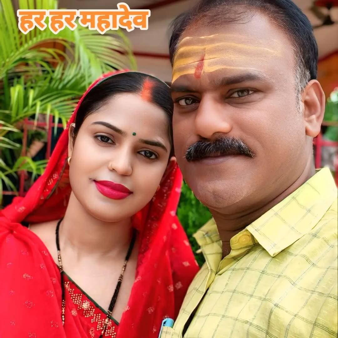 भभुआ शहर के पुलिस लाइन स्थित डाकेश्वर महादेव मंदिर में पूजा याचना करने के दौरान