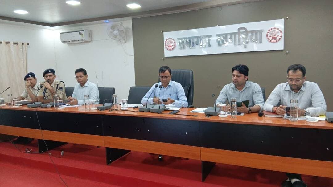 📢 जिला स्तरीय समन्वय को लेकर समीक्षा बैठक आयोजित
जिलाधिकारी, खगड़िया श्री विक्रम विरकर की अध्यक्षता में जिला स्तरीय समन्वय से संबंधित कार्यों की समीक्षा की गई। जिलाधिकारी ने सभी संबंधित पदाधिकारियों एवं कर्मियों को आपसी समन्वय के साथ कार्य करते हुए विभागीय कार्यों का समयबद्ध एवं प्रभावी निष्पादन सुनिश्चित करने का निर्देश दिया।
#Khagaria #DistrictAdministration #CoordinationMeeting #खगड़िया