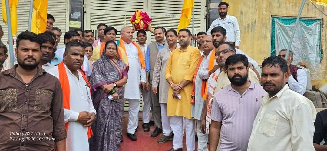 मुरैना। संत रविदास महाराज के 650वें प्रकटोत्सव के उपलक्ष्य में चल रहे 'श्री गुरु रविदास महाराज समरसता संकल्प अभियान' के तहत जरेरुआ मंडल के वार्ड क्रमांक 35 सवितापुरा में कलश एवं समरसता यात्रा निकाली गई।
मंडल अध्यक्ष जितेंद्र सिंह गुर्जर के नेतृत्व में आयोजित इस यात्रा में भाजपा के वरिष्ठ नेता, पदाधिकारी और बड़ी संख्या में कार्यकर्ता शामिल हुए। अभियान के माध्यम से समाज में समरसता, समानता और भाईचारे का संदेश पहुंचाने का उद्देश्य बताया गया।