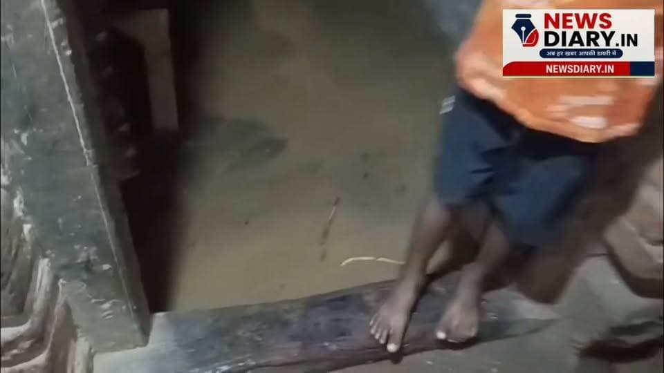 कोडरमा। सतगावां थाना क्षेत्र के इटाय पंचायत के मोहनपुर गांव में जल निकासी ठप होने से बारिश का पानी घरों में घुस गया। शकुंति देवी और उमेश यादव के घर की रसोई तक पानी भर जाने से परिवार को खुले में खाना बनाने को मजबूर होना पड़ा। ग्रामीणों का आरोप है कि सड़क किनारे मिट्टी डालकर पानी के प्राकृतिक बहाव को रोक दिया गया है। पानी निकालने को लेकर विवाद की स्थिति भी बन रही है। सूचना पर सतगावां पुलिस मौके पर पहुंचकर मामले की जांच कर रही है। ग्रामीणों ने प्रशासन से स्थायी जल निकासी की व्यवस्था कराने की मांग की है।