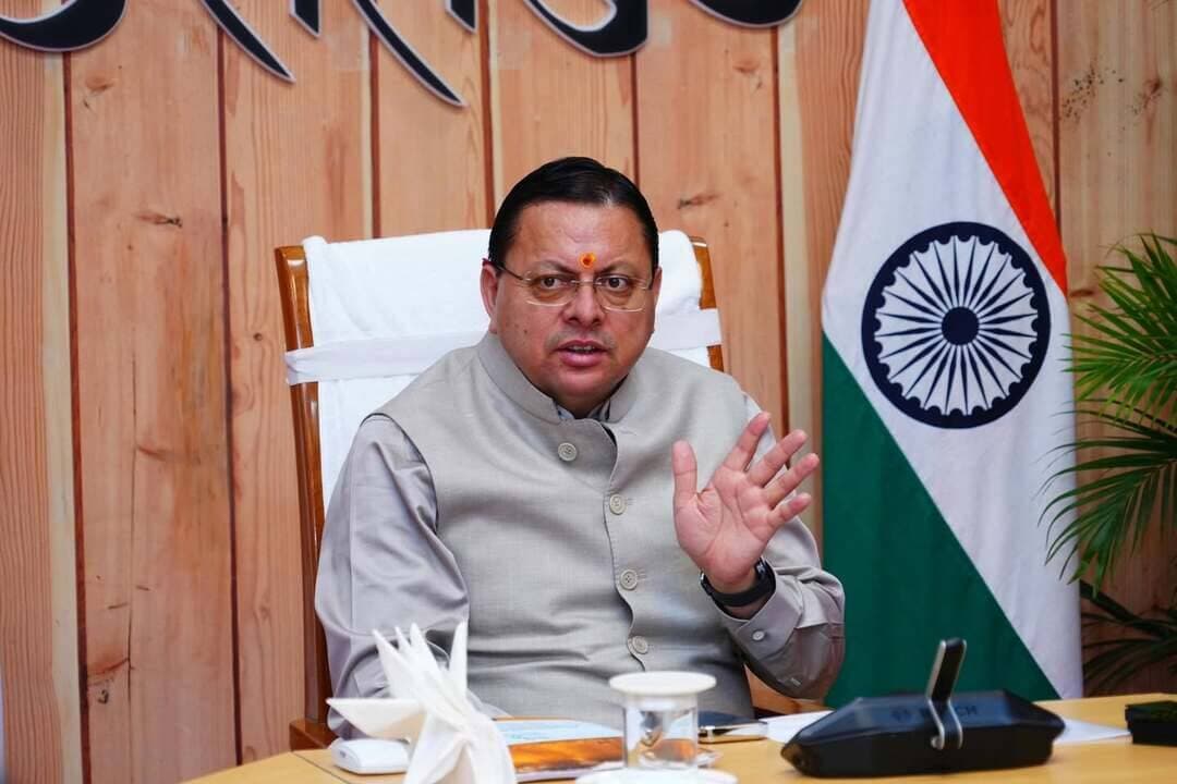 🚨रोपवे परियोजनाओं की धीमी रफ्तार पर CM धामी नाराज, 9 नवंबर तक काम धरातल पर लाने के निर्देश
देहरादून। मुख्यमंत्री पुष्कर सिंह धामी ने सोमवार को मुख्यमंत्री आवास में प्रदेश की विभिन्न रोपवे परियोजनाओं की समीक्षा की। परियोजनाओं की धीमी प्रगति पर नाराजगी जताते हुए उन्होंने संबंधित कार्यदायी संस्थाओं को काम में तेजी लाने के निर्देश दिए।
मुख्यमंत्री ने कहा कि राज्य स्थापना दिवस 9 नवंबर तक रोपवे परियोजनाओं के कार्य धरातल पर स्पष्ट रूप से दिखाई देने चाहिए। उन्होंने सभी कार्यदायी संस्थाओं को 15 दिन के भीतर परियोजनाओं की प्रगति रिपोर्ट मुख्य सचिव को उपलब्ध कराने के निर्देश दिए। मुख्यमंत्री जल्द ही इन परियोजनाओं की दोबारा समीक्षा करेंगे।
उन्होंने जिलाधिकारियों को भी अपने-अपने जिलों में प्रस्तावित और निर्माणाधीन रोपवे परियोजनाओं की नियमित निगरानी करने तथा कार्यदायी संस्थाओं के साथ लगातार समन्वय बनाए रखने को कहा। भूमि, वन भूमि हस्तांतरण और अन्य विभागीय स्वीकृतियों से जुड़ी समस्याओं का तेजी से समाधान करने के निर्देश भी दिए गए।
बैठक में केदारनाथ, हेमकुंड साहिब, नैनीताल और देहरादून-मसूरी समेत यमुनोत्री, पूर्णागिरि और कुंजापुरी रोपवे परियोजनाओं की प्रगति की समीक्षा की गई। इसके अलावा हरिद्वार की इंटीग्रेटेड रोपवे परियोजना और त्रिवेणी घाट-नीलकंठ रोपवे प्रस्ताव पर भी चर्चा हुई।
मुख्यमंत्री ने कहा कि उत्तराखंड की भौगोलिक परिस्थितियों में रोपवे कनेक्टिविटी बेहद महत्वपूर्ण है। इससे धार्मिक और पर्यटन स्थलों तक पहुंच आसान होगी, सड़कों पर यातायात का दबाव कम होगा तथा स्थानीय स्तर पर रोजगार और स्वरोजगार के अवसर बढ़ेंगे।
उन्होंने अधिकारियों को निर्देश दिए कि परियोजनाओं की प्रगति केवल कागजी प्रक्रियाओं तक सीमित न रहे, बल्कि निर्धारित समयसीमा के भीतर काम जमीन पर नजर आना चाहिए। साथ ही यात्रियों की सुरक्षा, पर्यावरणीय संतुलन और भविष्य की जरूरतों को ध्यान में रखते हुए परियोजनाओं को आगे बढ़ाने पर जोर दिया।