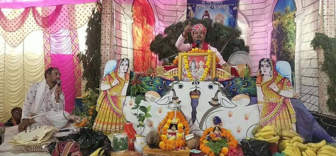 श्री शिवमहापुराण के आखिरी दिन श्री देवकिशन जी शास्त्री जी ने बताया कि भगवान हमेशा दुःख की घड़ी में भक्तों का साथ देते है
शाहपुरा (भीलवाड़ा)-राजेन्द्र खटीक।
शाहपुरा/-श्री खान्या के बालाजी मंदिर प्रांगण ने चल रही श्री शिवमहापुराण कथा महंत श्री श्री 108 श्री रामदास जी त्यागी की असीम अनुकम्पा से कथा वाचक पंडित श्री देवकिशन जी शास्त्री द्वारा सप्त दिवसीय कथा के आखरी सोमवार को पंडित श्री देवकिशन जी शास्त्री ने बताया कि हमे दुनिया मे बिना रोये कभी भी भगवान नही मिलते है।कभी आपने देखा कि हँसने वाले को भगवान मिले हो।मीरा बाई ने भी श्री कृष्ण भगवान की भक्ति में बहुत दुःख सहे अपना घर परिवार छोड़ा गाँव-गाँव जाकर भगवान के भजन गाये उनकी भक्ति की बहुत दुःख सहे तब जाकर मीरा बाई को भगवान श्री कृष्ण के दर्शन हुए।
इसलिए भगवान कभी भी सुख में नही मिलते हमेशा दुःख की घड़ी में ही लोग इनको याद करते है तभी भगवान मिलते है।
शास्त्री जी ने बताया कि भगवान श्री गणेशजी जिनके दो पत्नियां थी सिद्धि और सिद्धि व उनके दो पुत्र थे शुभ और लाभ जिनके भी दो पुत्र थे आमोद और प्रमोद जो गणेश जी के पौत्र कहलाये।
आज के आखरी दिन सोमवार को बालाजी महिला मण्डल व भक्तगण द्वारा बहुत ही आनन्द लिया गया तथा भगवान के भजनों पर महिलाओं ने नाचते गाते हुए बड़ा आनन्द लिया।एक दिन पूर्व नर्बदेश्वर महादेव मण्डल द्वारा 151 किलो का खीर की प्रसादी का वितरण किया गया व सोमवार को सभी भक्तजनों को भोजन प्रसादी करवाई गई ।