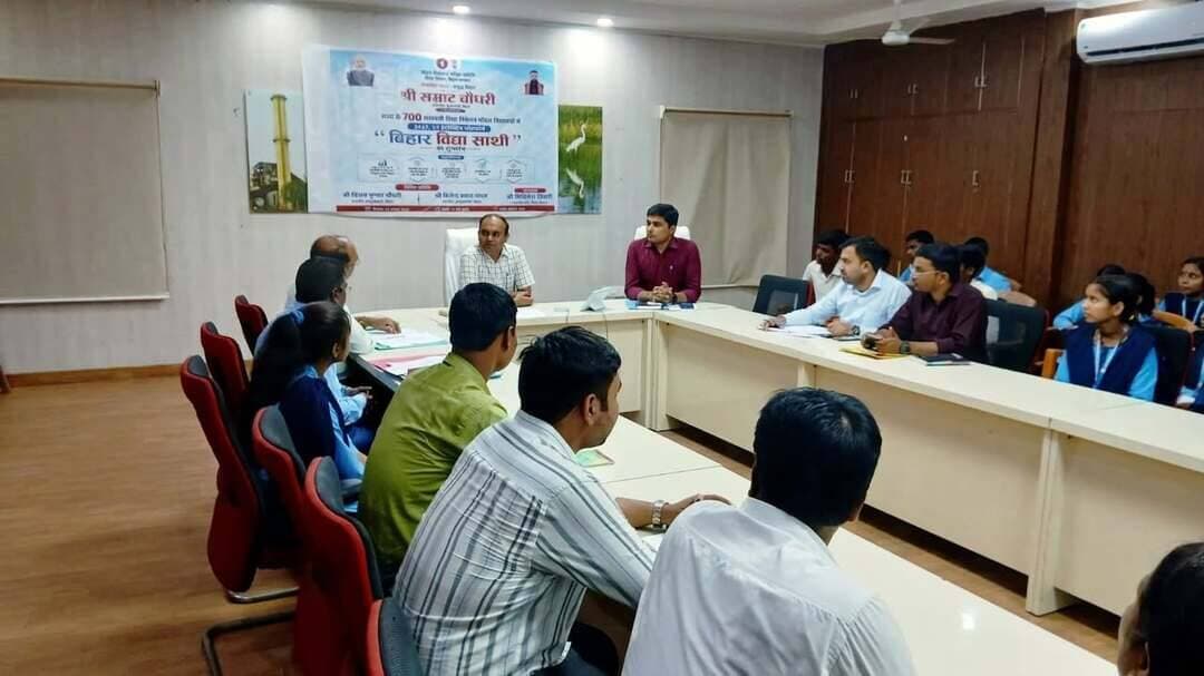 मुख्यमंत्री आवास से सरस्वती विद्या निकेतन मॉडल स्कूलों की राज्यस्तरीय समीक्षा, समस्तीपुर से वीसी के माध्यम से शामिल हुए जिलाधिकारी...
समस्तीपुर, 24 अगस्त 2026
मुख्यमंत्री आवास से वीडियो कॉन्फ्रेंसिंग के माध्यम से सरस्वती विद्या निकेतन (मॉडल स्कूल) विद्यालयों से संबंधित राज्यस्तरीय समीक्षा बैठक आयोजित की गई। समस्तीपुर समाहरणालय स्थित एनआईसी वीडियो कॉन्फ्रेंसिंग कक्ष से जिलाधिकारी, समस्तीपुर श्री रोशन कुशवाहा ने बैठक में भाग लिया।
बैठक में शिक्षा विभाग के संबंधित पदाधिकारी एवं मॉडल स्कूल की छात्राएं भी उपस्थित रहीं। वीसी के माध्यम से राज्यस्तर पर मॉडल स्कूलों में संचालित शैक्षणिक गतिविधियों, पठन-पाठन की व्यवस्था, विद्यालयों में उपलब्ध आधारभूत संरचना तथा विद्यार्थियों को उपलब्ध कराई जा रही सुविधाओं की समीक्षा की गई।
इस दौरान मॉडल स्कूल की छात्राओं ने भी वीडियो कॉन्फ्रेंसिंग के माध्यम से संवाद में भाग लिया तथा विद्यालय में पठन-पाठन एवं उपलब्ध सुविधाओं से संबंधित अपनी बातें साझा कीं।
जिलाधिकारी श्री रोशन कुशवाहा ने शिक्षा विभाग के अधिकारियों को निर्देश दिया कि जिले के सभी मॉडल स्कूलों में गुणवत्तापूर्ण एवं बेहतर शैक्षणिक वातावरण सुनिश्चित किया जाए। उन्होंने विद्यालयों में नियमित एवं प्रभावी पठन-पाठन के साथ-साथ स्वच्छता, पेयजल, प्रयोगशाला, शौचालय सहित अन्य आवश्यक आधारभूत सुविधाओं को दुरुस्त एवं क्रियाशील रखने पर विशेष जोर दिया।
उन्होंने कहा कि विद्यार्थियों को गुणवत्तापूर्ण शिक्षा उपलब्ध कराने के लिए विद्यालयों में बेहतर शैक्षणिक माहौल के साथ आवश्यक संसाधनों की उपलब्धता भी सुनिश्चित करना आवश्यक है। संबंधित पदाधिकारियों को विद्यालयों की आवश्यकताओं का नियमित अनुश्रवण करते हुए समस्याओं का त्वरित समाधान सुनिश्चित करने का निर्देश दिया गया।
#Samastipur #DistrictAdministration #DistrictMagistrate #SaraswatiVidyaNiketan #ModelSchools #EducationDepartment
Information & Public Relations Department, Government of Bihar