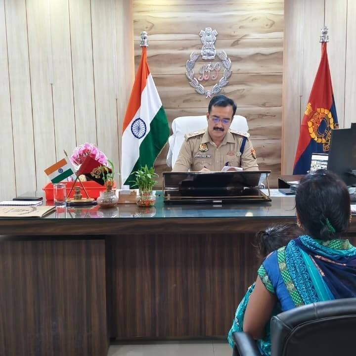 #बलरामपुर में एसपी की चौपाल: गूगल मीट पर ली थानेदारों की क्लास, दिए सख्त निर्देश...
#बलरामपुर। नवागत पुलिस अधीक्षक मार्तण्ड प्रकाश सिंह ने सोमवार को एसपी कार्यालय में जनसुनवाई कर फरियादियों की समस्याएं सुनीं। भूमि विवाद, महिला उत्पीड़न, मारपीट और साइबर फ्रॉड की शिकायतों पर एसपी ने मौके से ही गूगल मीट के जरिए संबंधित थाना प्रभारियों और क्षेत्राधिकारियों से सीधा संवाद कर त्वरित निस्तारण के आदेश दिए।
एसपी ने स्पष्ट किया कि मामलों की जांच समयबद्ध और पारदर्शी होनी चाहिए, लापरवाही पर सख्त कार्रवाई होगी।
संयुक्त पैमाइश: जमीन व चकबंदी विवादों के लिए पुलिस-राजस्व की संयुक्त टीम तुरंत मौके पर जाएगी।
साइबर फ्रॉड: शिकायतों पर 24 घंटे में साइबर सेल कार्रवाई शुरू करेगी।
महिला सुरक्षा: महिला उत्पीड़न की शिकायतों पर तत्काल एफआईआर और 'मिशन शक्ति' के तहत अभियान के निर्देश।
एसपी ने मातहतों को फरियादियों से संवेदनशील व्यवहार करने की हिदायत देते हुए कहा कि निस्तारण की गुणवत्ता की समीक्षा वे खुद करेंगे।
#balrampur #balrampurpolic