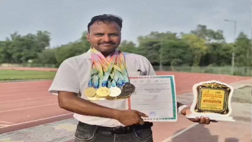 लोहरदगा के कराटे खिलाड़ियों का राष्ट्रीय स्तर पर धमाकेदार प्रदर्शन, 11 स्वर्ण समेत 18 पदकों पर जमाया कब्जा #lohardga