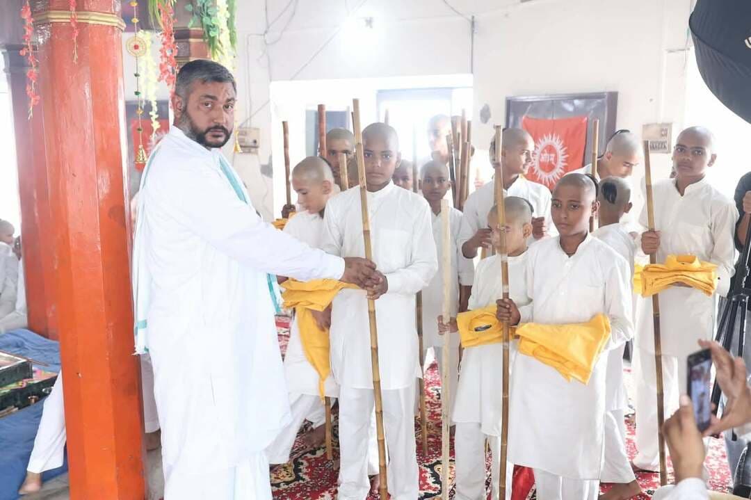 *गुरुकुल शादीपुर मे उपनयन एवं वेदारम्भ संस्कार समारोह का भव्य समापन*
*गुरुकुल शादीपुर के विकास एवं उन्नति के लिए कृषि मंत्री श्री श्याम सिंह राणा द्वारा 11 लाख रुपये की सहायता राशि देने की घोषणा*
*मैं आज भी आर्य समाज पर रामगोपाल शाल वाले की पुस्तक का स्वाध्याय करता हूं और निरंतर प्रेरणा प्राप्त करता हूं----घनश्याम दास अरोड़ा*
यमुनानगर( )
स्वामी आत्मानन्द जी महाराज की पावन तपोस्थली श्रीमद् दयानंद उपदेशक महाविद्यालय, गुरुकुल शादीपुर में उपनयन एवं वेदारम्भ संस्कार समारोह अत्यंत श्रद्धा, उत्साह एवं वैदिक वातावरण में सम्पन्न हुआ। इस अवसर पर लगभग 45 ब्रह्मचारियों का उपनयन एवं वेदारम्भ संस्कार वैदिक विधि-विधान के अनुसार सम्पन्न कराया गया।
कार्यक्रम का शुभारंभ प्रातः 8:00 बजे आचार्य डाॅ० यज्ञदेव याज्ञिक के ब्रह्मत्व में वैदिक यज्ञ के साथ हुआ। यज्ञ के पश्चात लगभग 45 ब्रह्मचारियों का उपनयन एवं वेदारम्भ संस्कार सम्पन्न कराया गया। संस्कार की वैदिक क्रियाएं एवं विधि गुरुकुल के प्राचार्य आचार्य सर्वमित्र आर्य ने सम्पन्न कराईं। इस पावन अवसर पर ब्रह्मचारियों ने वैदिक मंत्रों के साथ ज्ञान, संयम, सदाचार एवं ब्रह्मचर्य के मार्ग पर चलने का संकल्प लिया।
कार्यक्रम में हरियाणा सरकार के कृषि एवं किसान कल्याण मंत्री श्याम सिंह राणा जी मुख्य अतिथि के रूप में पधारे, जबकि यमुनानगर के लोकप्रिय विधायक माननीय घनश्याम दास जी ने विशिष्ट अतिथि के रूप में कार्यक्रम में सहभागिता की।
समारोह मे गुरुकुल के प्रधान मोहित आर्य, कोषाध्यक्ष डॉ. पुनीत बंसल, श्री प्रदीप आर्य एवं उप-प्रधान सोनिया पुरी ने कृषि मंत्री श्याम सिंह राणा जी तथा विधायक घनश्याम दास अरोड़ा जी को केसरिया पटका पहनाकर सम्मानित किया गया तथा महर्षि दयानंद सरस्वती की द्विशताब्दी जयंती के उपलक्ष्य में भारत सरकार द्वारा जारी 200 रुपये व 150 रूपये का स्मारक सिक्का भेंट किया गया।
आचार्य सर्वमित्र आर्य ने यमुनानगर सदर थाना प्रबंधक कमलजीत सिंह को केसरिया पटका पहनाकर सम्मानित किया तथा ओ३म स्मृति-चिह्न भेंट किया।
इस अवसर पर गुरुकुल के प्रधान मोहित आर्य ने उपस्थित मुख्य अतिथि एवं अन्य गणमान्य अतिथियों के समक्ष गुरुकुल का विस्तृत परिचय प्रस्तुत किया। उन्होंने गुरुकुल की गौरवशाली परंपरा, वैदिक शिक्षा पद्धति, संस्कारात्मक एवं शैक्षणिक गतिविधियों तथा ब्रह्मचारियों के सर्वांगीण विकास के लिए संचालित विभिन्न कार्यक्रमों की जानकारी दी। उन्होंने बताया कि गुरुकुल में वैदिक शिक्षा एवं संस्कारों के साथ-साथ आधुनिक शिक्षा, योग, व्यायाम, खेलकूद एवं शारीरिक प्रशिक्षण पर भी विशेष ध्यान दिया जाता है। उन्होंने गुरुकुल के गौरवशाली इतिहास का उल्लेख करते हुए एक महत्वपूर्ण ऐतिहासिक प्रसंग भी साझा किया कि आल इंडिया डी.ए.वी. मैनेजिंग कमेटी के अध्यक्ष पूनम सूरी जी के नाना जी, महात्मा आनंद स्वामी जी ने इसी पावन गुरुकुल में महान तपोनिष्ठ संन्यासी महात्मा स्वामी आत्मानंद जी महाराज से संन्यास की दीक्षा ग्रहण की थी। यह प्रसंग गुरुकुल की महान आध्यात्मिक एवं वैदिक परंपरा तथा उसके गौरवशाली इतिहास का साक्षी है। अंत में श्री मोहित आर्य जी ने गुरुकुल पधारने पर मुख्य अतिथि, विशिष्ट अतिथियों एवं सभी गणमान्य व्यक्तियों का समस्त गुरुकुल परिवार की ओर से हार्दिक स्वागत एवं अभिनंदन किया।
मुख्य अतिथि कृषि मंत्री श्याम सिंह राणा जी ने अपने संबोधन में प्राकृतिक खेती को बढ़ावा देने पर विशेष बल दिया। उन्होंने कहा कि आज किसानों को प्रकृति के अनुकूल खेती की ओर आगे बढ़ना चाहिए तथा भूमि, जल और पर्यावरण की रक्षा करते हुए कृषि को अधिक उपयोगी एवं टिकाऊ बनाना चाहिए। उन्होंने युवाओं से भी आह्वान किया कि वे शिक्षा, परिश्रम, अनुशासन एवं सकारात्मक सोच के साथ जीवन में आगे बढ़ें तथा राष्ट्र निर्माण में अपनी महत्वपूर्ण भूमिका निभाएं।
कृषि मंत्री ने गुरुकुल की वैदिक शिक्षा, संस्कार एवं चरित्र निर्माण की परंपरा की सराहना करते हुए गुरुकुल के विकास एवं उन्नति के लिए 11 लाख रुपये की सहायता राशि देने की घोषणा की। उनकी इस घोषणा पर उपस्थित जनसमूह एवं गुरुकुल परिवार ने हर्ष व्यक्त किया।
विधायक घनश्याम दास अरोड़ा जी ने अपने संबोधन में नवदीक्षित ब्रह्मचारियों को शुभाशीर्वाद प्रदान करते हुए उनके उज्ज्वल भविष्य की मंगलकामना की तथा गुरुकुल में संचालित वैदिक शिक्षा एवं संस्कार व्यवस्था की भूरि-भूरि प्रशंसा की। उन्होंने कहा कि गुरुकुल केवल शिक्षा का केंद्र नहीं, बल्कि उत्तम चरित्र, अनुशासन एवं संस्कारों के निर्माण की पावन स्थली है।अपने युवावस्था के संस्मरण साझा करते हुए विधायक जी ने बताया कि वर्ष 1974 के आसपास वे इस गुरुकुल में आयोजित होने वाले सत्संगों में नियमित रूप से आया करते थे। उस समय उन्हें रामगोपाल शाल वाले जी के प्रेरणादायक प्रवचन सुनने का सौभाग्य प्राप्त होता था। उन्होंने भावपूर्ण शब्दों में कहा कि, “मैं आज भी उनकी पुस्तक का स्वाध्याय करता हूं और निरंतर प्रेरणा प्राप्त करता हूं।”
इस अवसर पर विधायक जी ने समारोह में मंचासीन एवं उपस्थित रवि आर्य जी का भी विशेष उल्लेख करते हुए पुरानी स्मृतियों को साझा किया। उनके आत्मीय संस्मरणों ने उपस्थित जनसमूह को भावविभोर कर दिया।
कार्यक्रम का प्रमुख आकर्षण गुरुकुल के ब्रह्मचारियों द्वारा प्रस्तुत शारीरिक एवं सांस्कृतिक प्रदर्शन रहा। गुरुकुल के व्यवस्थापक हरीश आर्य के नेतृत्व में ब्रह्मचारियों ने डंबल पी.टी., लेजियम एवं मल्लखंभ का शानदार प्रदर्शन किया। ब्रह्मचारियों के अनुशासन, शारीरिक क्षमता, संतुलन एवं कौशल को देखकर मुख्य अतिथि, विधायक जी एवं उपस्थित सभी अतिथिगण अत्यंत प्रभावित हुए। सभी ने ब्रह्मचारियों के प्रदर्शन की भूरि-भूरि प्रशंसा की।
कार्यक्रम के मुख्य वक्ता डॉ० रणवीर शास्त्री ने वैज्ञानिक एवं तार्किक दृष्टिकोण से उपनयन एवं वेदारम्भ संस्कार की महत्ता पर प्रकाश डाला। उन्होंने कहा कि विद्यार्थी जीवन में विद्या, संयम, अनुशासन एवं ब्रह्मचर्य का अत्यंत महत्वपूर्ण स्थान है। उपनयन संस्कार व्यक्ति को ज्ञान के प्रकाश की ओर अग्रसर करता है और उसे अपने कर्तव्यों के प्रति सजग बनाता है। उन्होंने कहा कि चरित्रवान एवं संयमी युवा ही समाज और राष्ट्र का उज्ज्वल भविष्य तैयार कर सकते हैं।
वैदिक प्रवक्ता डॉ० सूर्यपाल शास्त्री ने उपनयन एवं वेदारम्भ संस्कार के आध्यात्मिक एवं सामाजिक महत्व पर प्रकाश डालते हुए कहा कि गुरुकुल केवल शिक्षा प्रदान करने वाला संस्थान नहीं है, बल्कि श्रेष्ठ चरित्र एवं संस्कार निर्माण की कार्यशाला है। उन्होंने अभिभावकों से अपने बच्चों को गुरुकुलीय शिक्षा से जोड़ने की अपील करते हुए कहा कि आज के समय में बच्चों को संस्कारवान, अनुशासित एवं चरित्रवान बनाना अत्यंत आवश्यक है।
कार्यक्रम में आर्य जगत के सुप्रसिद्ध भजनोपदेशक जयपाल आर्य ने अपने लोकप्रिय एवं प्रेरणादायक भजनों तथा प्रभावशाली उपदेश के माध्यम से उपस्थित जनसमूह का मार्गदर्शन किया। उन्होंने वैदिक धर्म, सदाचार, समाज सुधार एवं राष्ट्रप्रेम से ओत-प्रोत भजनों की प्रस्तुति दी। अपने उपदेश में उन्होंने पाखंड, अंधविश्वास एवं सामाजिक कुरीतियों के विरुद्ध पुरजोर आवाज उठाते हुए समाज को सत्य, तर्क एवं विवेक के मार्ग पर चलने का संदेश दिया। उनके भजनों एवं उपदेश ने पूरे वातावरण को वैदिक चेतना एवं प्रेरणा से ओत-प्रोत कर दिया।
कार्यक्रम का प्रभावशाली मंच संचालन करते हुए गुरुकुल के प्राचार्य आचार्य सर्वमित्र आर्य ने वर्तमान समय में समाज में फैल रहे पाखंड तथा तथाकथित धार्मिक व्यक्तियों के भ्रामक आचरण के प्रति जनता को जागरूक किया। उन्होंने धर्म के नाम पर किसी भी व्यक्ति का आंख मूंदकर अनुसरण न करने की अपील करते हुए कहा कि समाज को पाखंड, शोषण एवं अनैतिक गतिविधियों के प्रति सजग रहना चाहिए। उन्होंने कहा कि प्रत्येक व्यक्ति को वेद, सत्य, तर्क एवं विवेक की कसौटी पर विचारों और आचरण को परखना चाहिए। सच्चा धर्म मनुष्य को सत्यनिष्ठ, चरित्रवान, विवेकशील एवं समाजोपयोगी बनाता है।
कार्यक्रम के अंत में गुरुकुल परिवार की ओर से सभी अतिथियों, आर्यजनों एवं उपस्थित जनसमूह का हार्दिक आभार व्यक्त किया गया। शांतिपाठ के साथ समारोह का समापन हुआ। इसके पश्चात सभी अतिथियों एवं उपस्थित जनसमूह ने एक साथ ऋषि लंगर में प्रसाद ग्रहण किया।