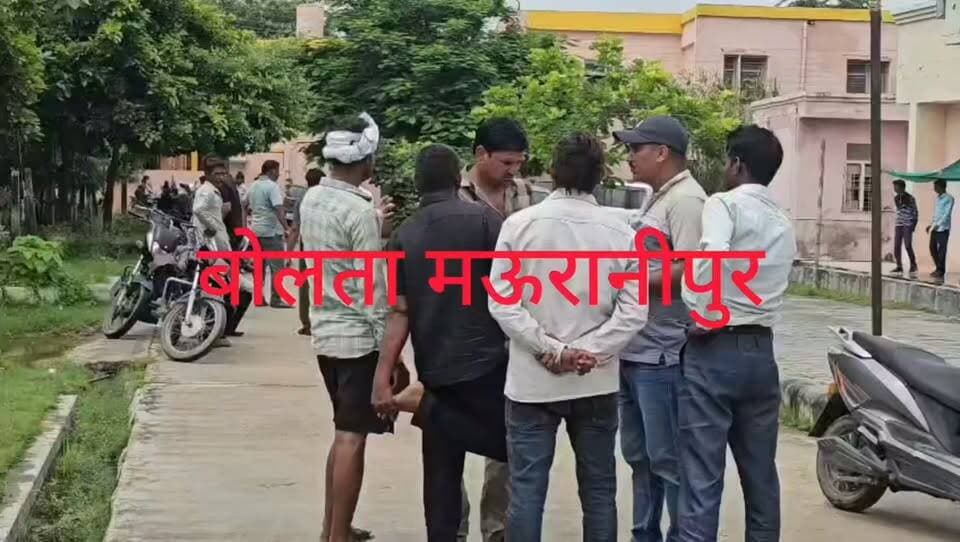 झांसी मोठ थाना क्षेत्र में कावड़ यात्रा के दौरान दर्दनाक हादसा मध्य प्रदेश सिंध नदी से कावड में जल लेकर लौट रहे इक्कीस वर्षीय कावड़िया की अचानक गस्त खाकर गिरने से मौत