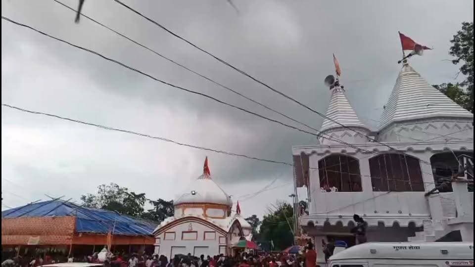हेलीकॉप्टर से पुष्पवर्षा, हर-हर महादेव और बोल बम से गूंजा गोरखनाथ धाम