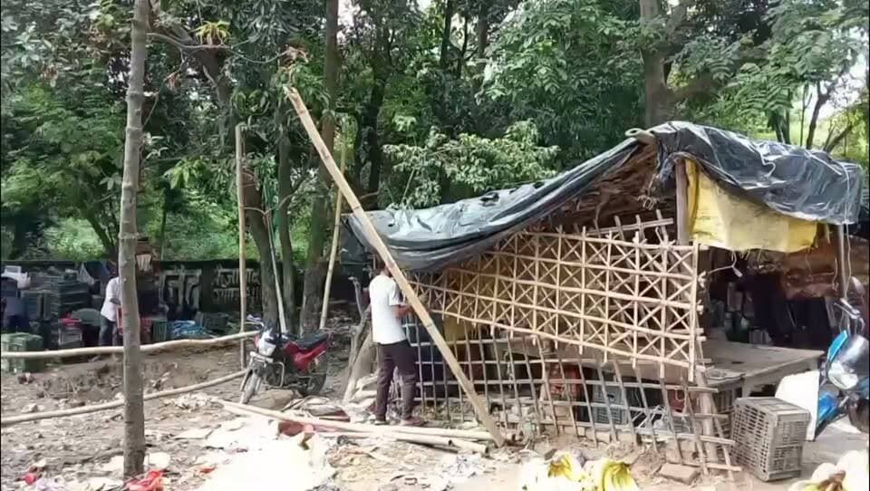 गोंडा में सब्जी मंडी के पास से अतिक्रमण हटाने पहुंची जेसीबी