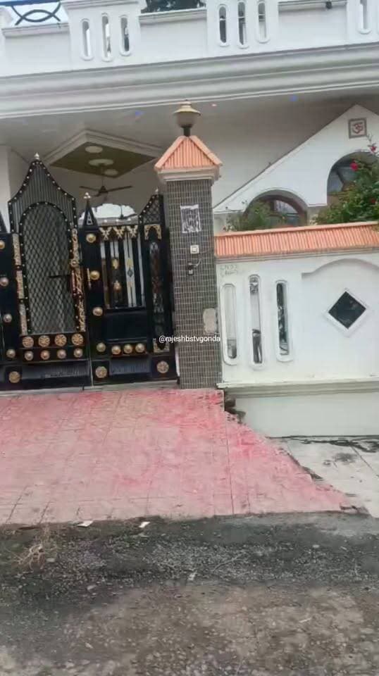गोंडा में अयोध्या विजिलेंस टीम की छापेमारी शुरू, आठ सदस्यीय टीम द्वारा पूर्व विधायक मुकेश श्रीवास्तव के भाई अजय श्रीवास्तव के घर पर की जा रही छापेमारी, आय से अधिक संपत्ति और एनआरएचएम घोटाले को लेकर दूसरी बार छापेमारी
#गोंडा #विजिलेंस #अयोध्या_विजिलेंस #मुकेश_श्रीवास्तव #अजय_श्रीवास्तव #छापेमारी #NRHMघोटाला #आयसेअधिकसंपत्ति #गोंडा_न्यूज़ #ब्रेकिंगन्यूज़ #GondaNews #Vigilance #BreakingNews #UttarPradesh